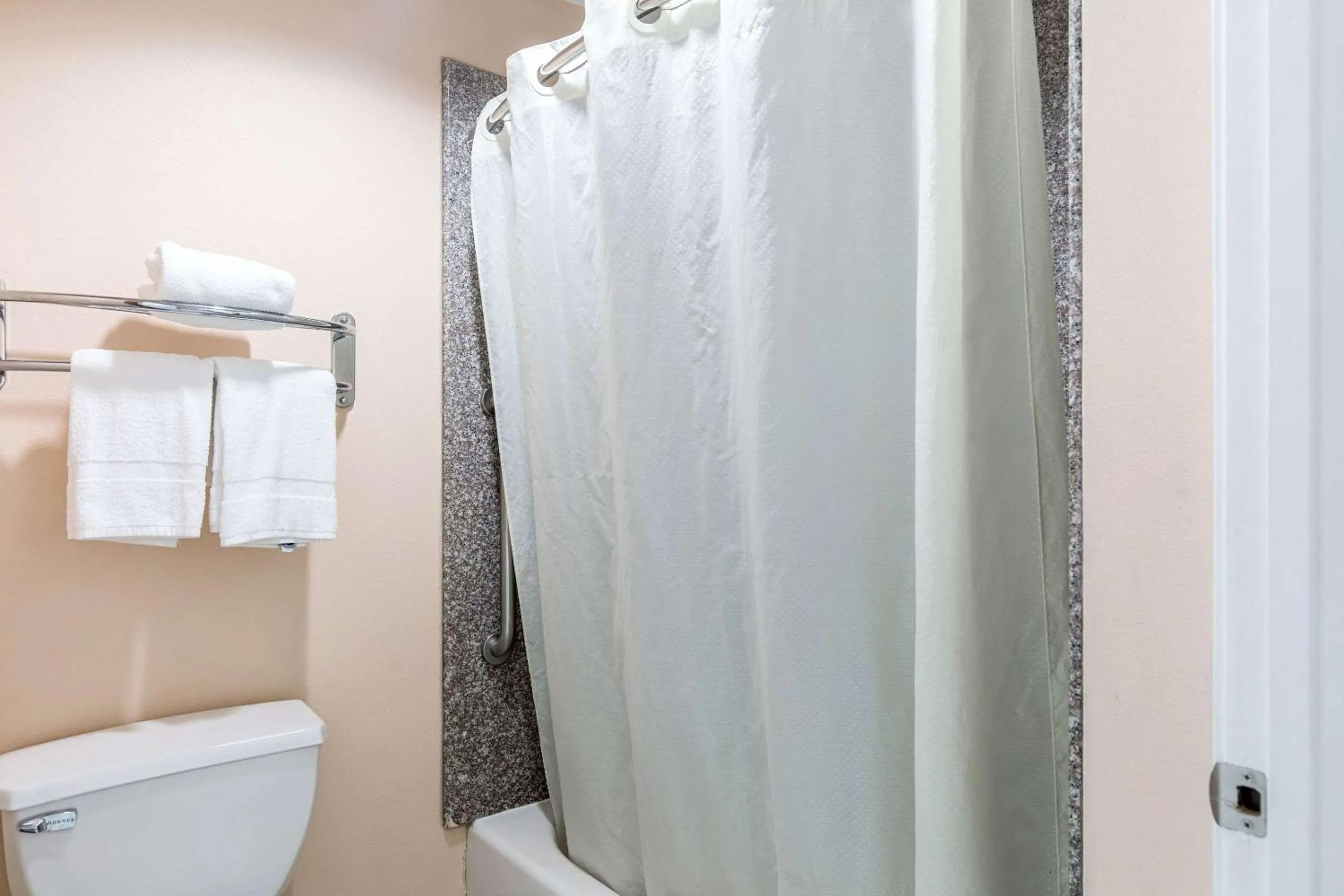 Bedroom in Quality Inn & Suites Bridge City Orange