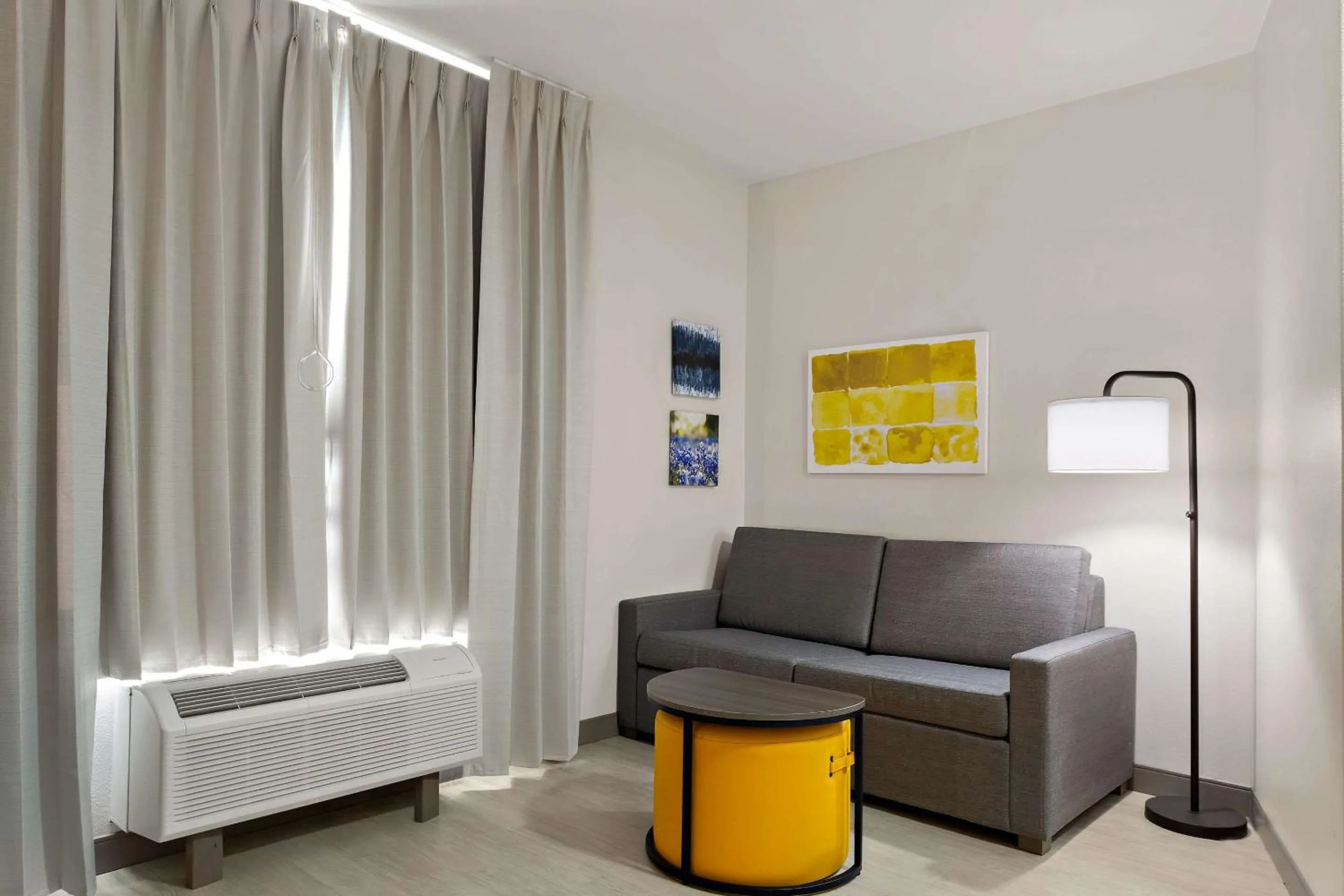 Seating area in Comfort Suites Bastrop