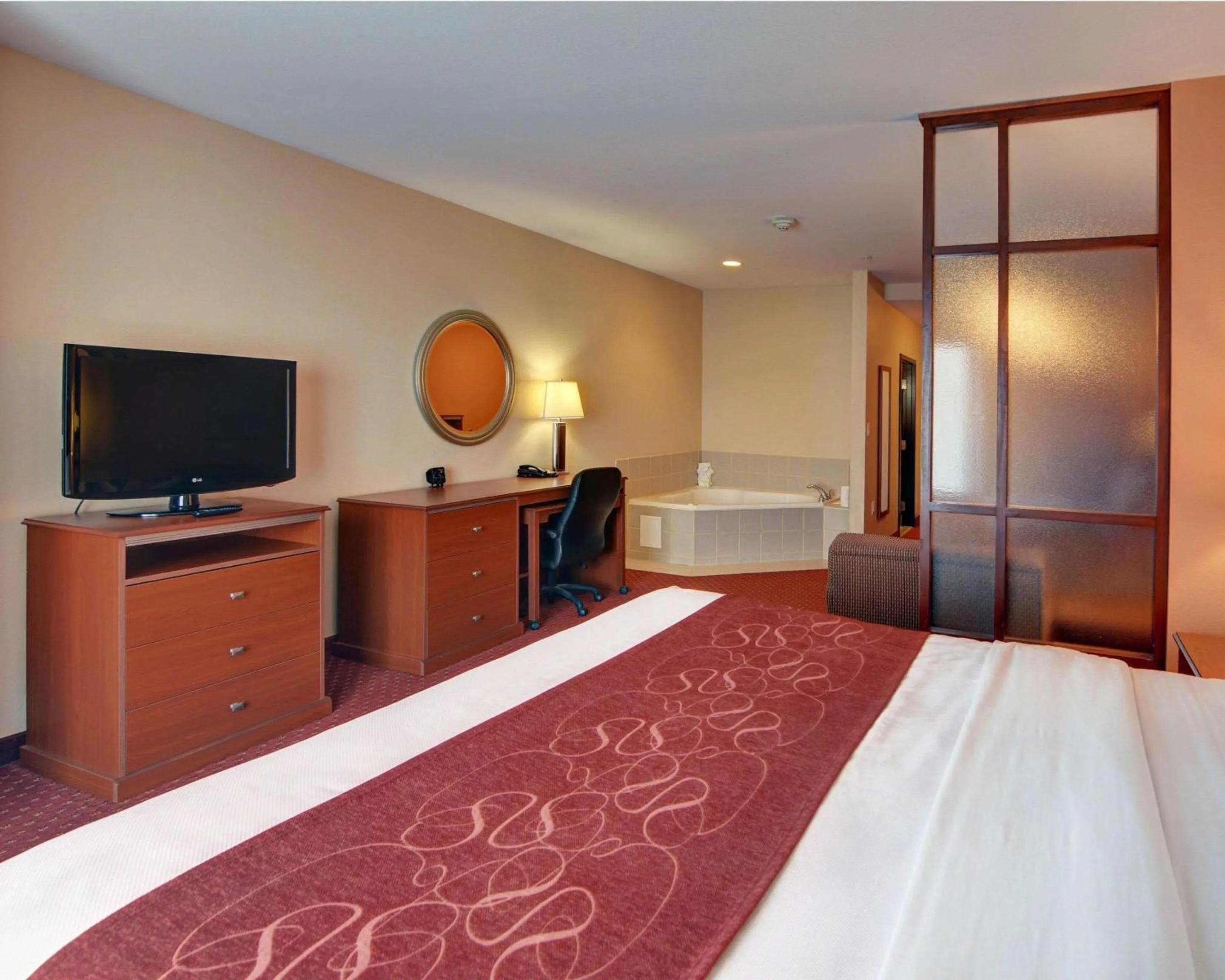 Photo of the whole room, Bed in Quality Suites Near Cedar Creek Lake
