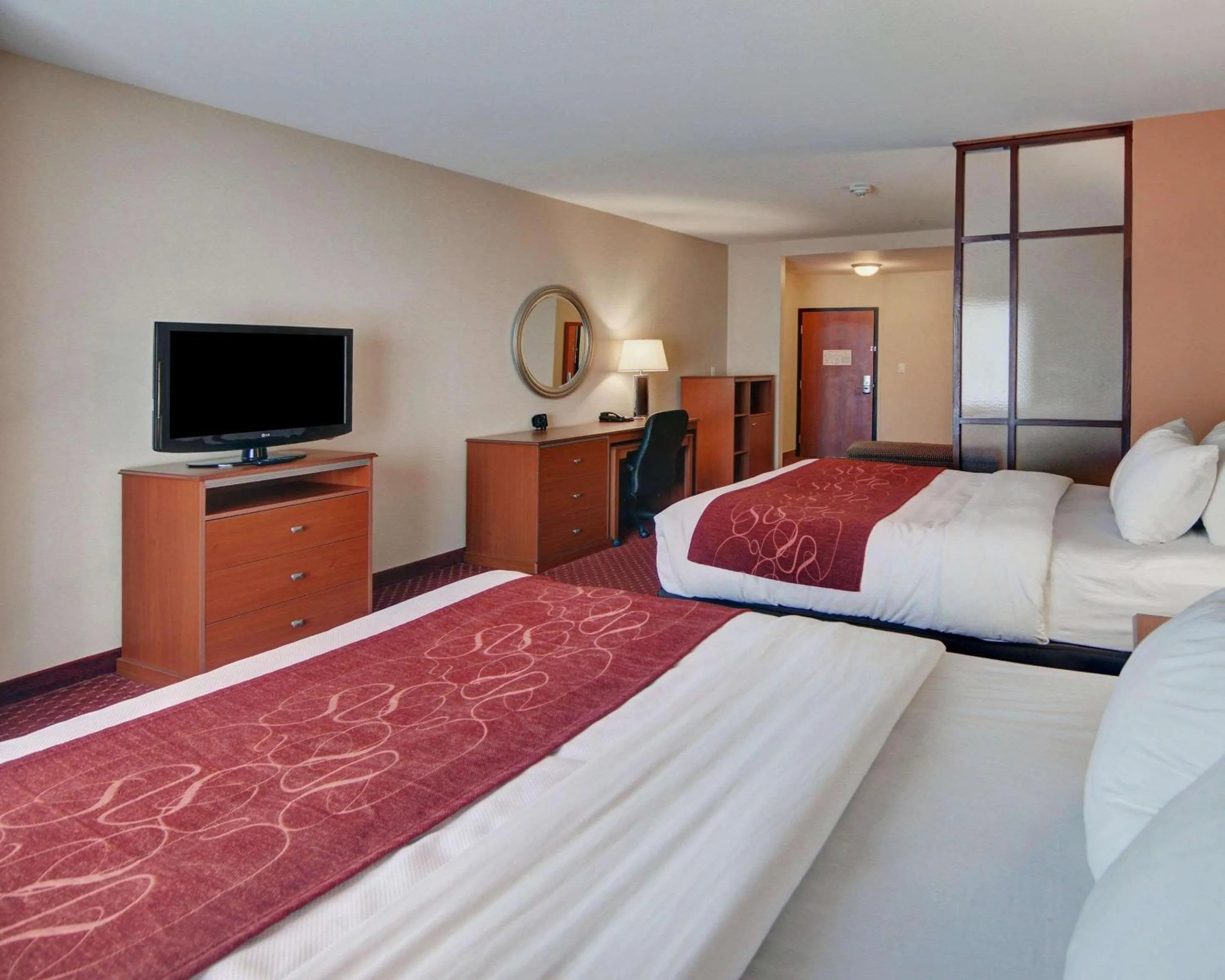 Photo of the whole room, Bed in Quality Suites Near Cedar Creek Lake