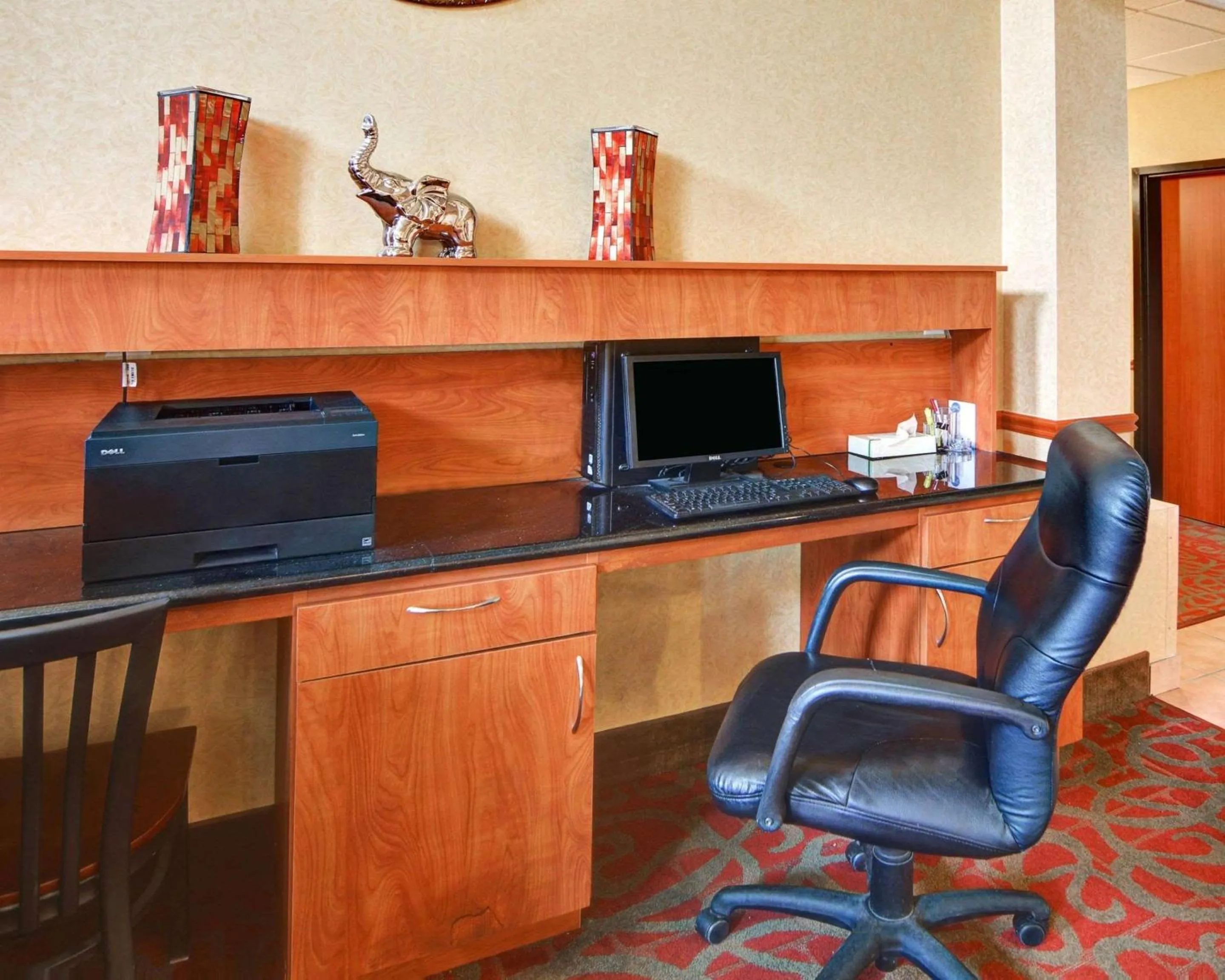 Business facilities in Quality Suites Near Cedar Creek Lake