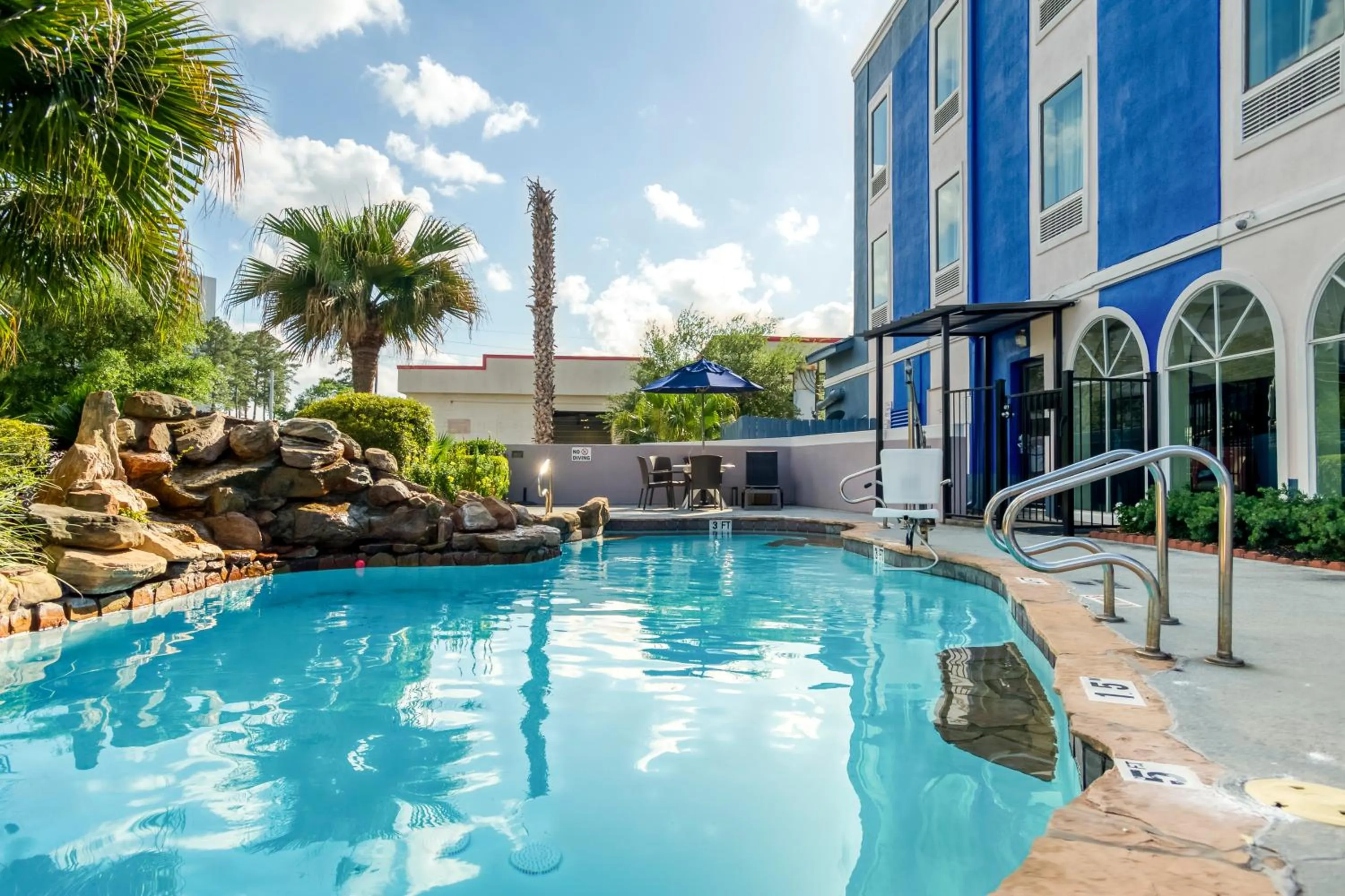 Swimming pool in Comfort Inn & Suites Houston FM1960 - Champions