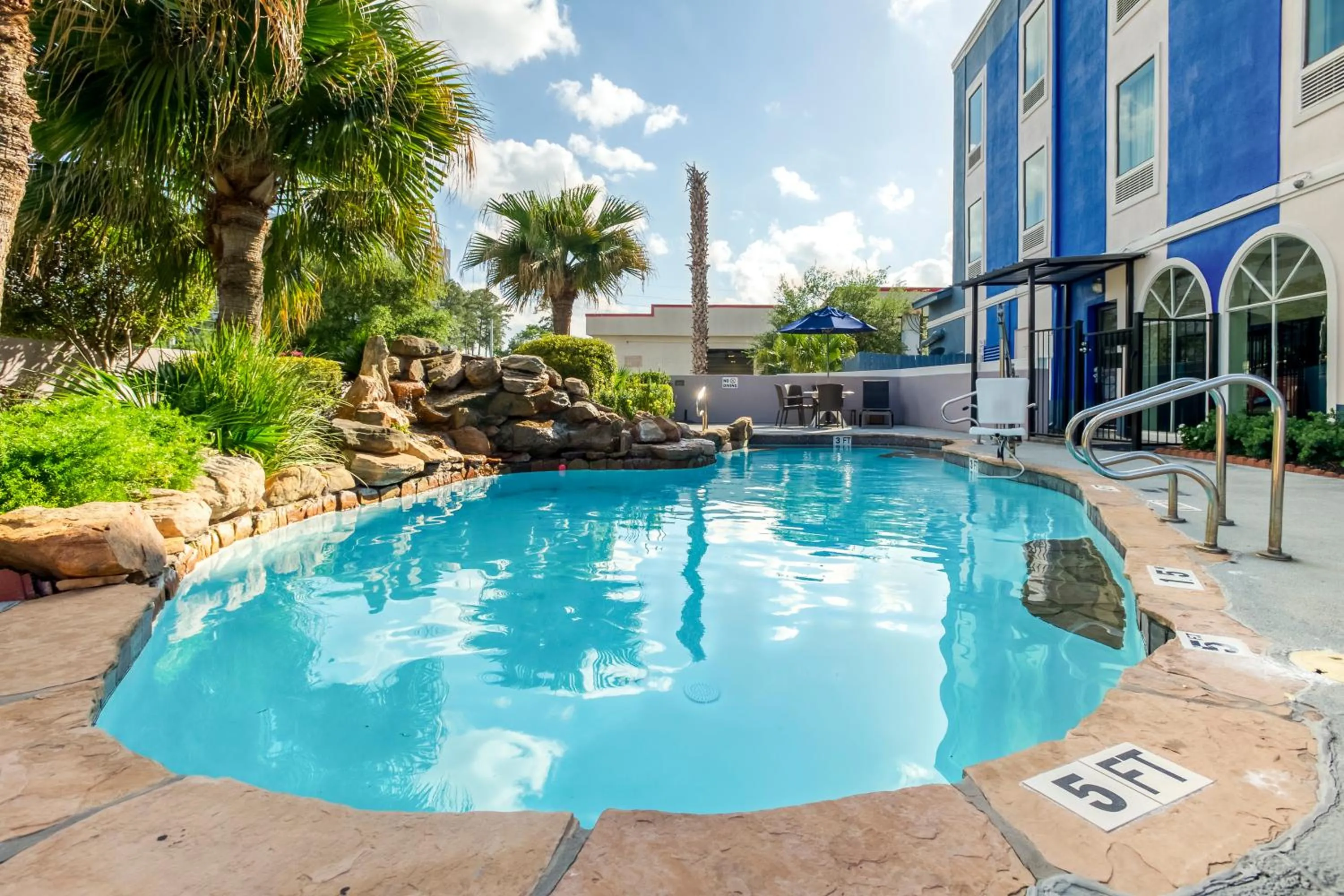 Swimming pool in Comfort Inn & Suites Houston FM1960 - Champions