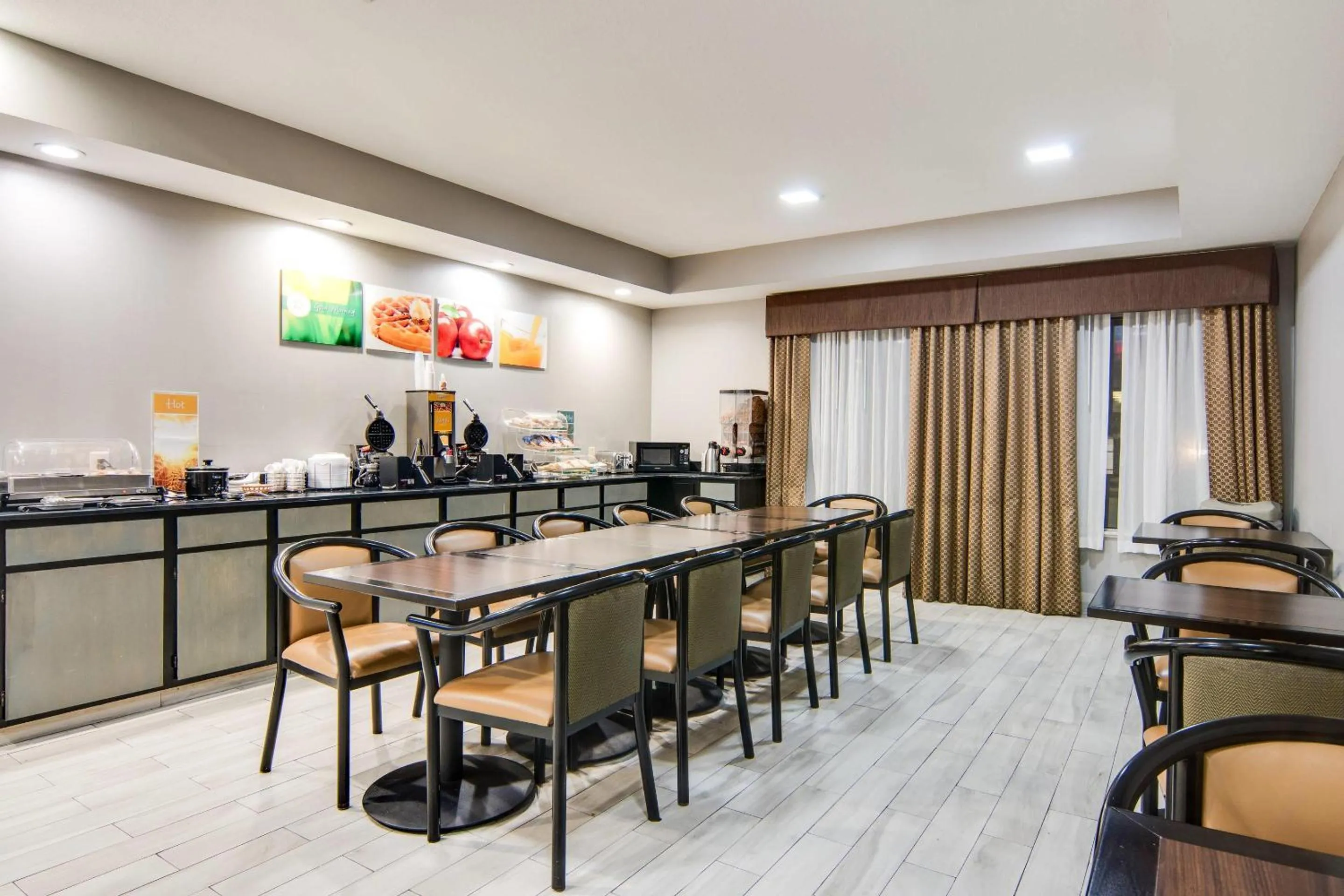 Breakfast in Quality Inn & Suites - Granbury