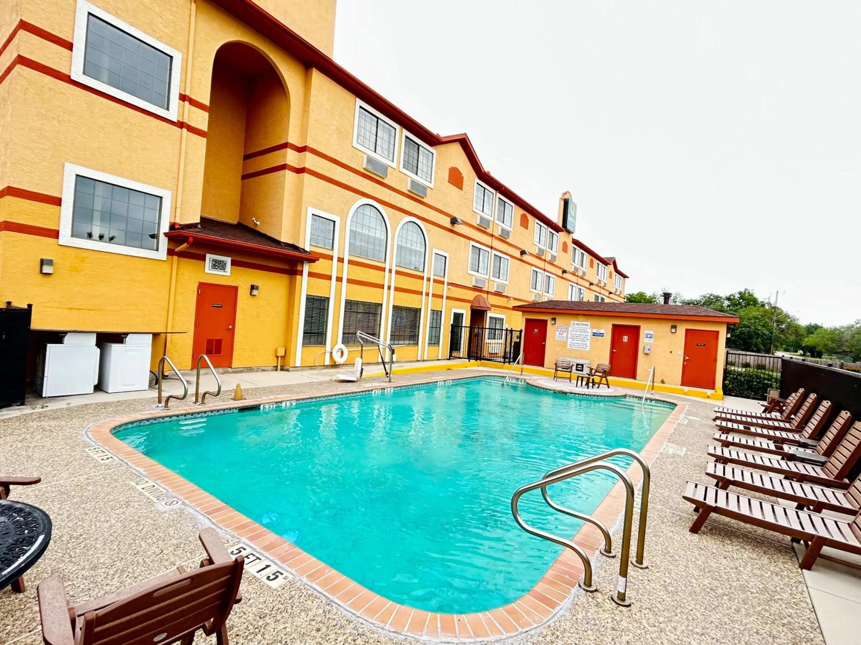 Swimming pool in Quality Suites San Antonio Brooks City Base