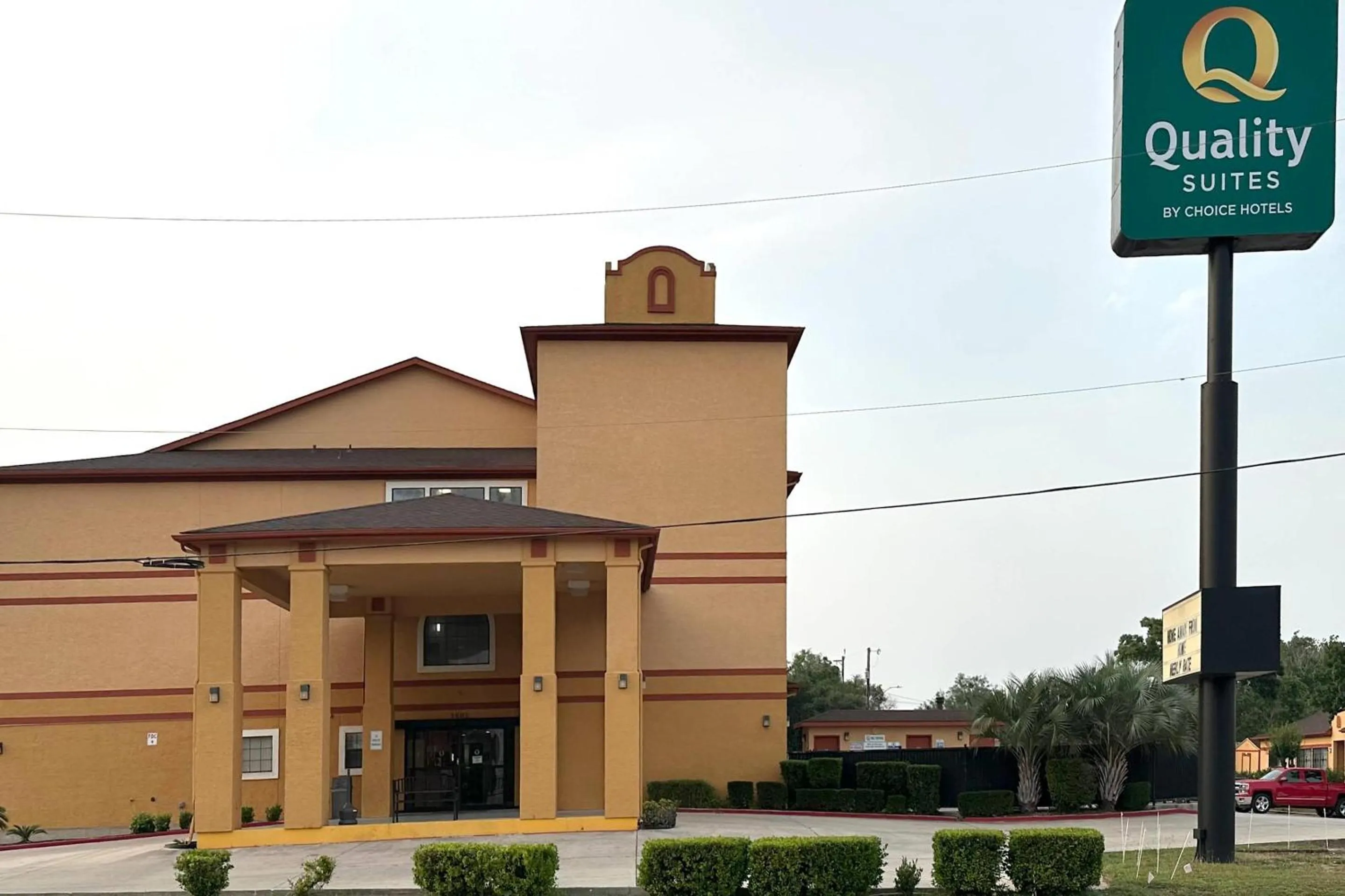 Property building in Quality Suites San Antonio Brooks City Base