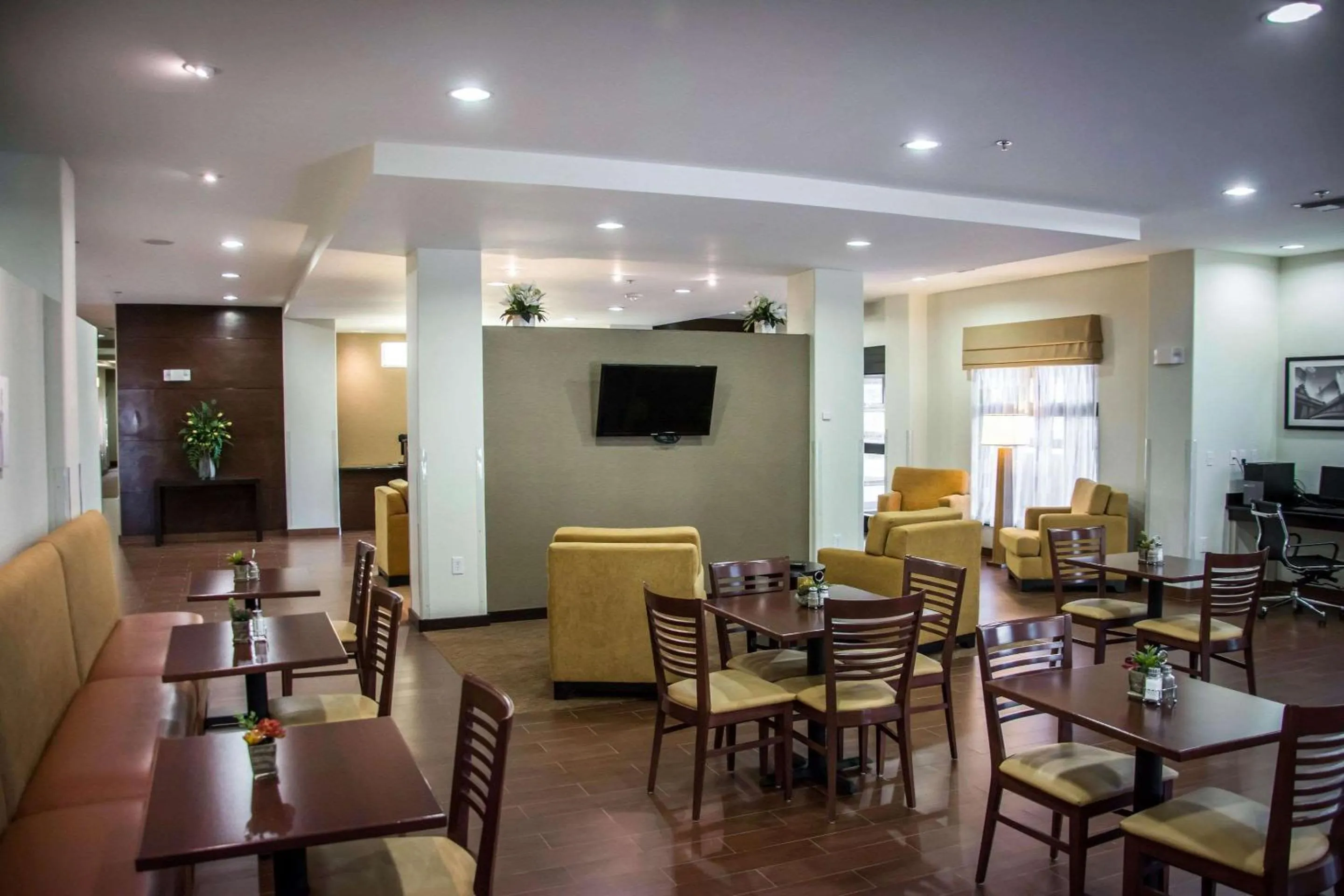 Restaurant/places to eat in Sleep Inn & Suites Center