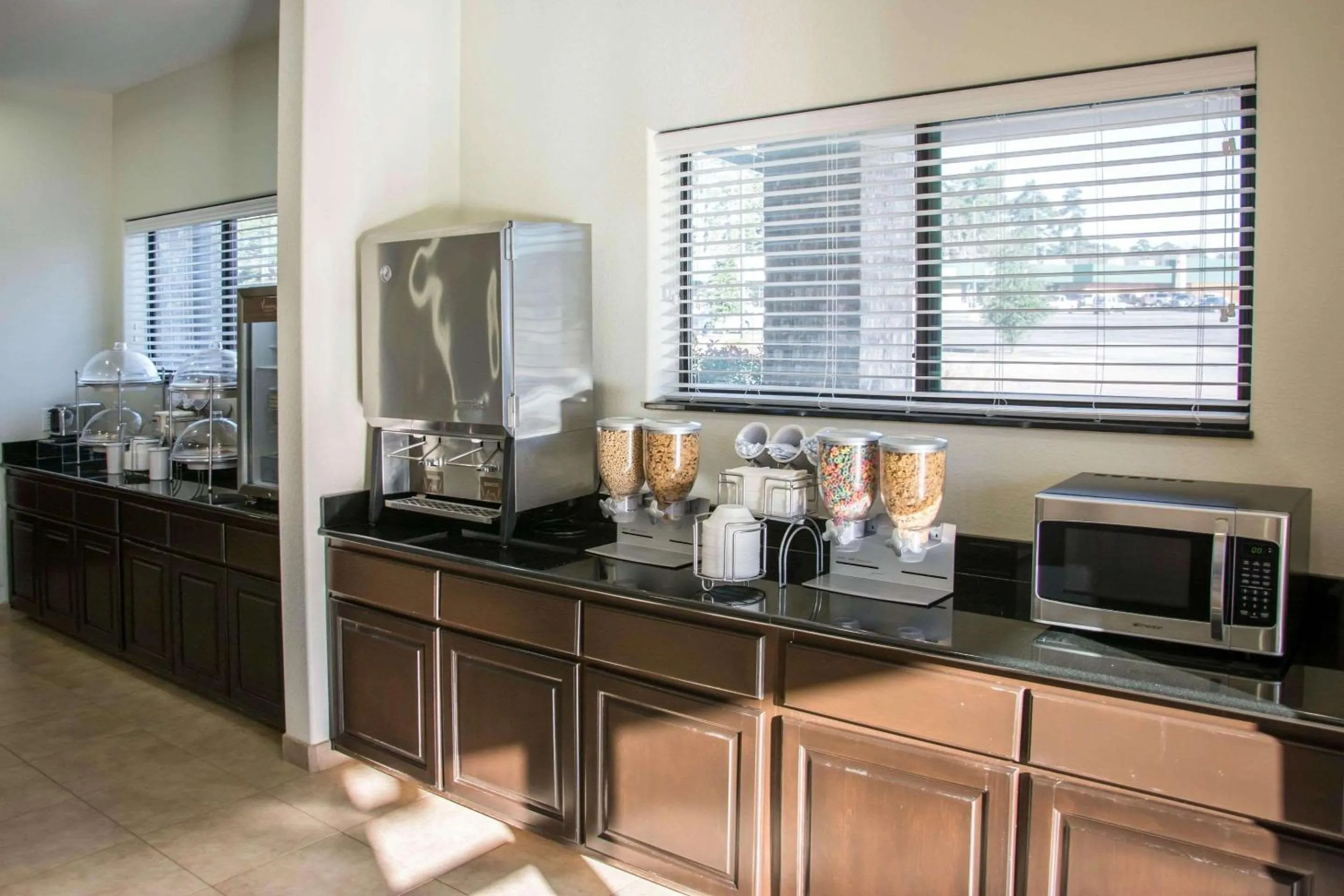 Restaurant/places to eat in Sleep Inn & Suites Center