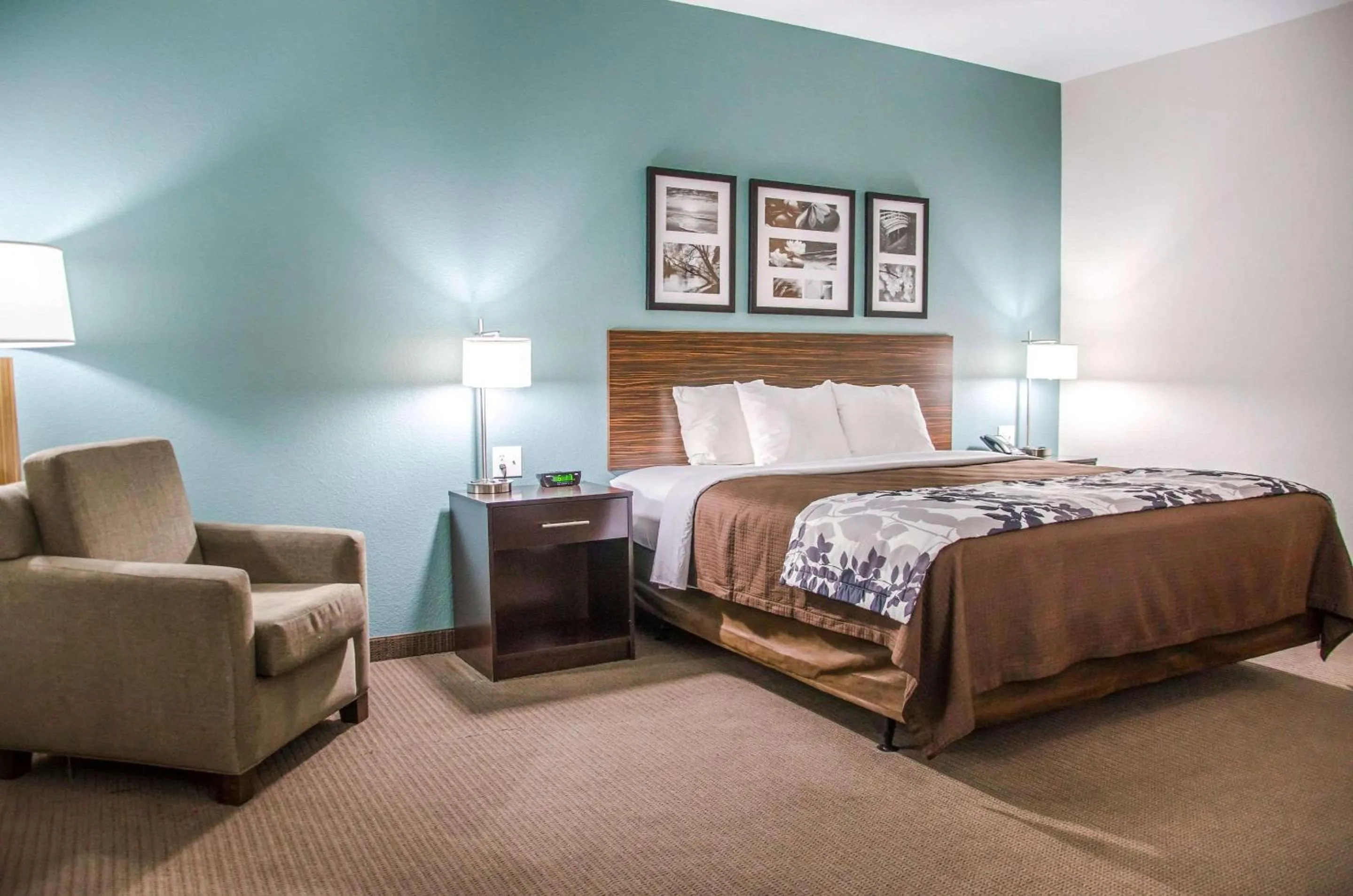 Photo of the whole room in Sleep Inn & Suites Center