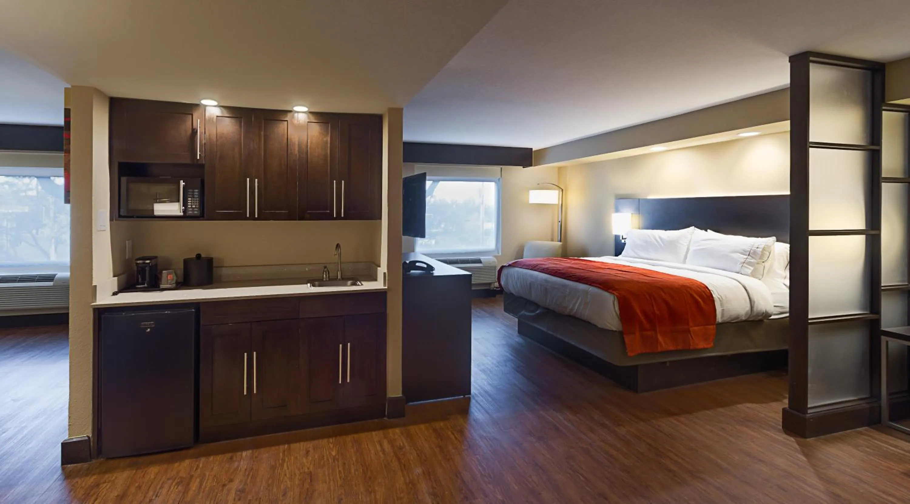 Photo of the whole room, Bed in Holiday Inn Express & Suites San Antonio Medical - Six Flags by IHG