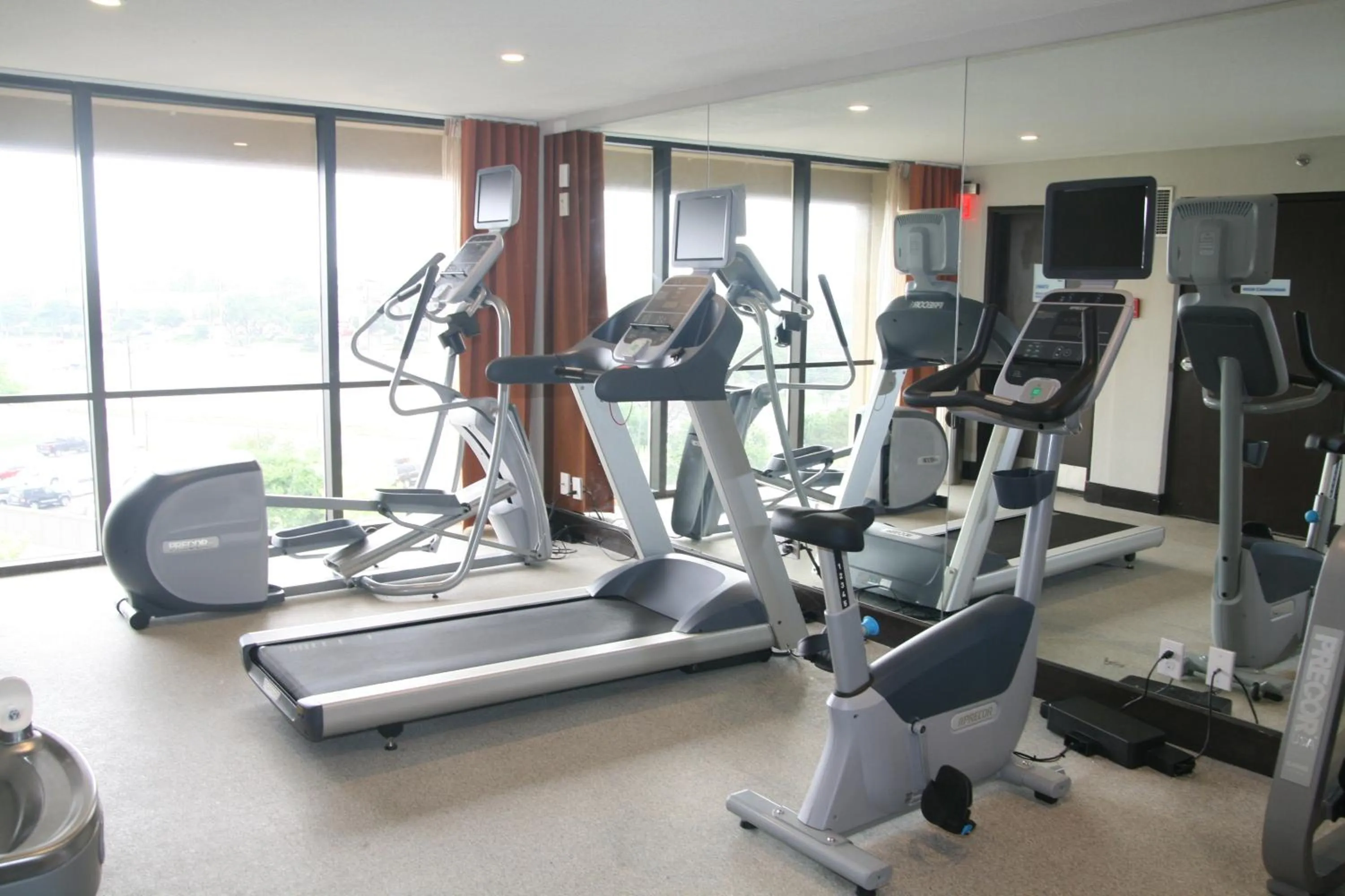 Fitness centre/facilities in Holiday Inn Express & Suites San Antonio Medical - Six Flags by IHG