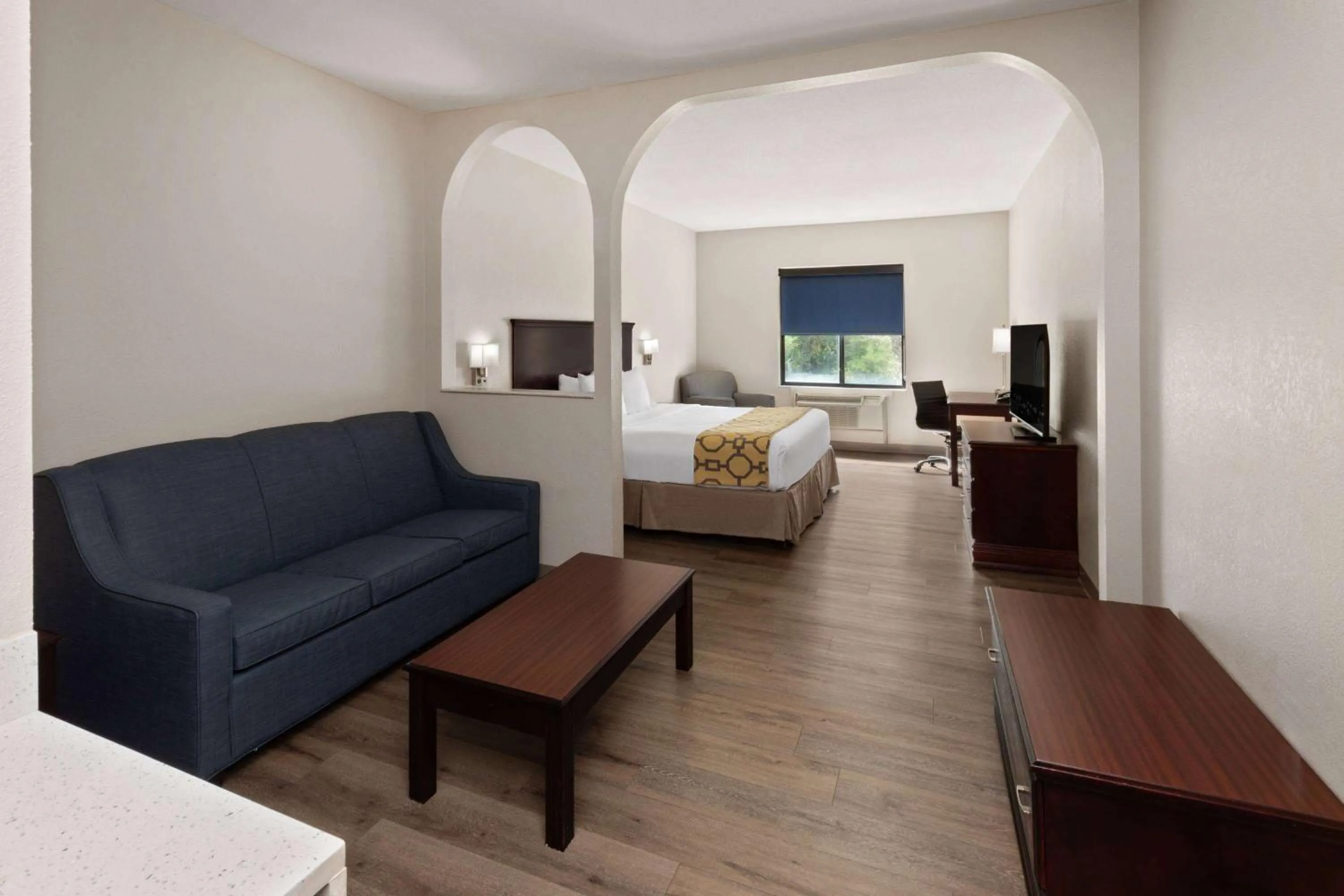 Photo of the whole room, Bed in Baymont by Wyndham Houston Brookhollow