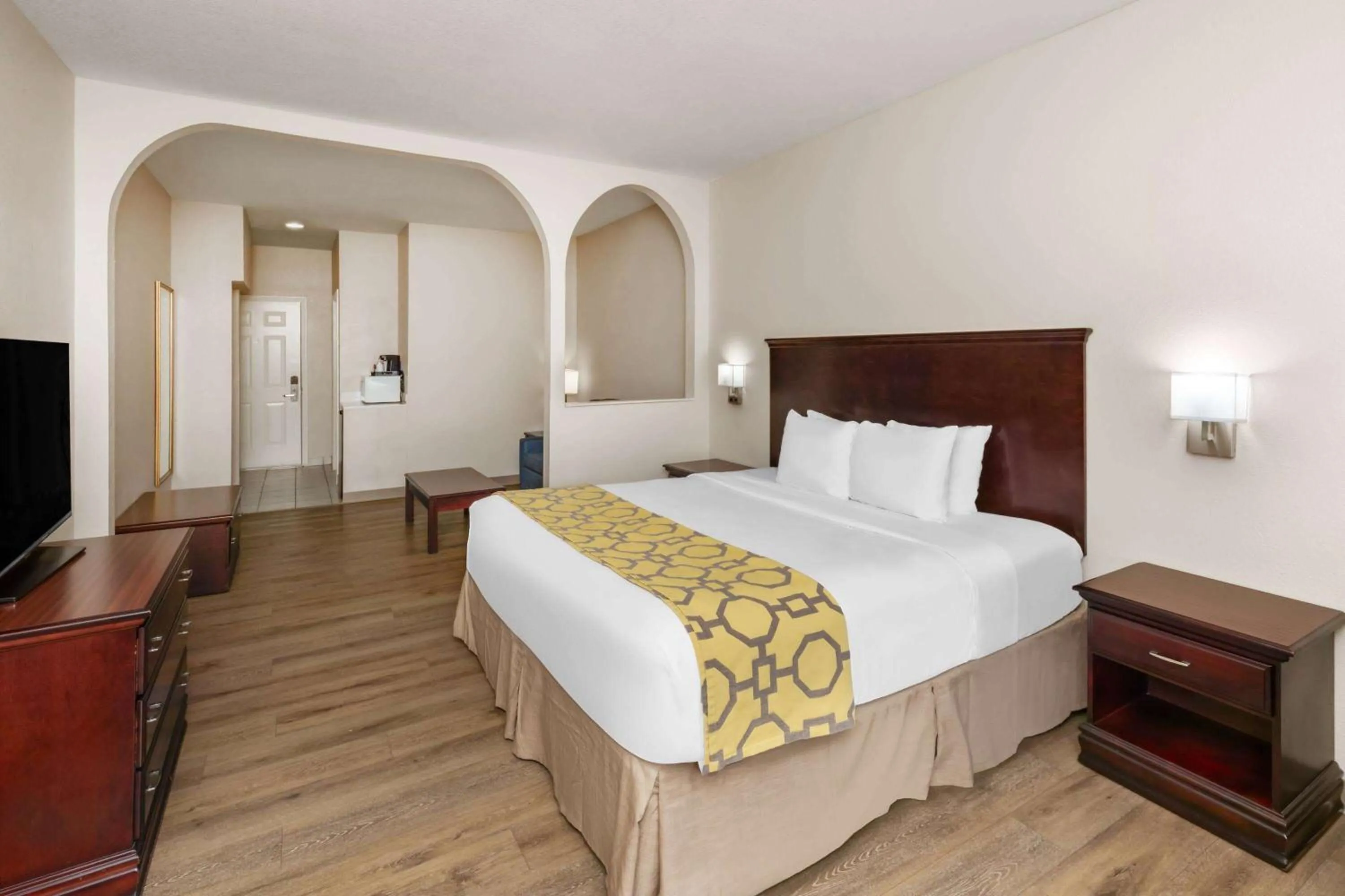 Photo of the whole room, Bed in Baymont by Wyndham Houston Brookhollow