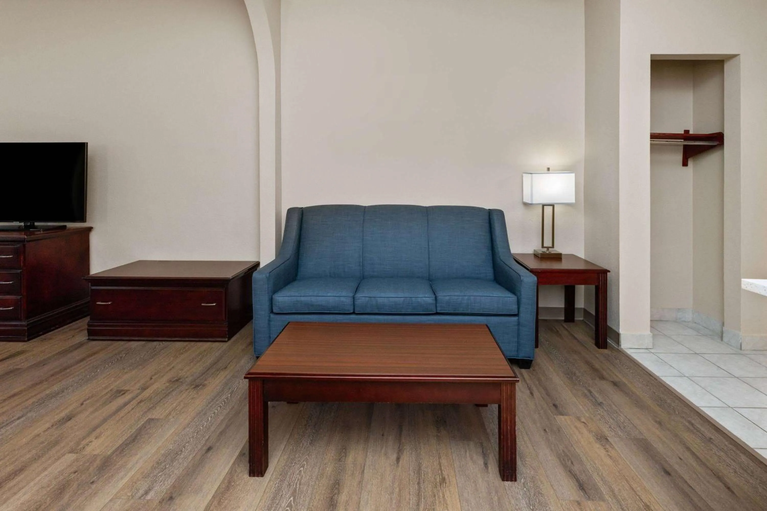 Photo of the whole room in Baymont by Wyndham Houston Brookhollow