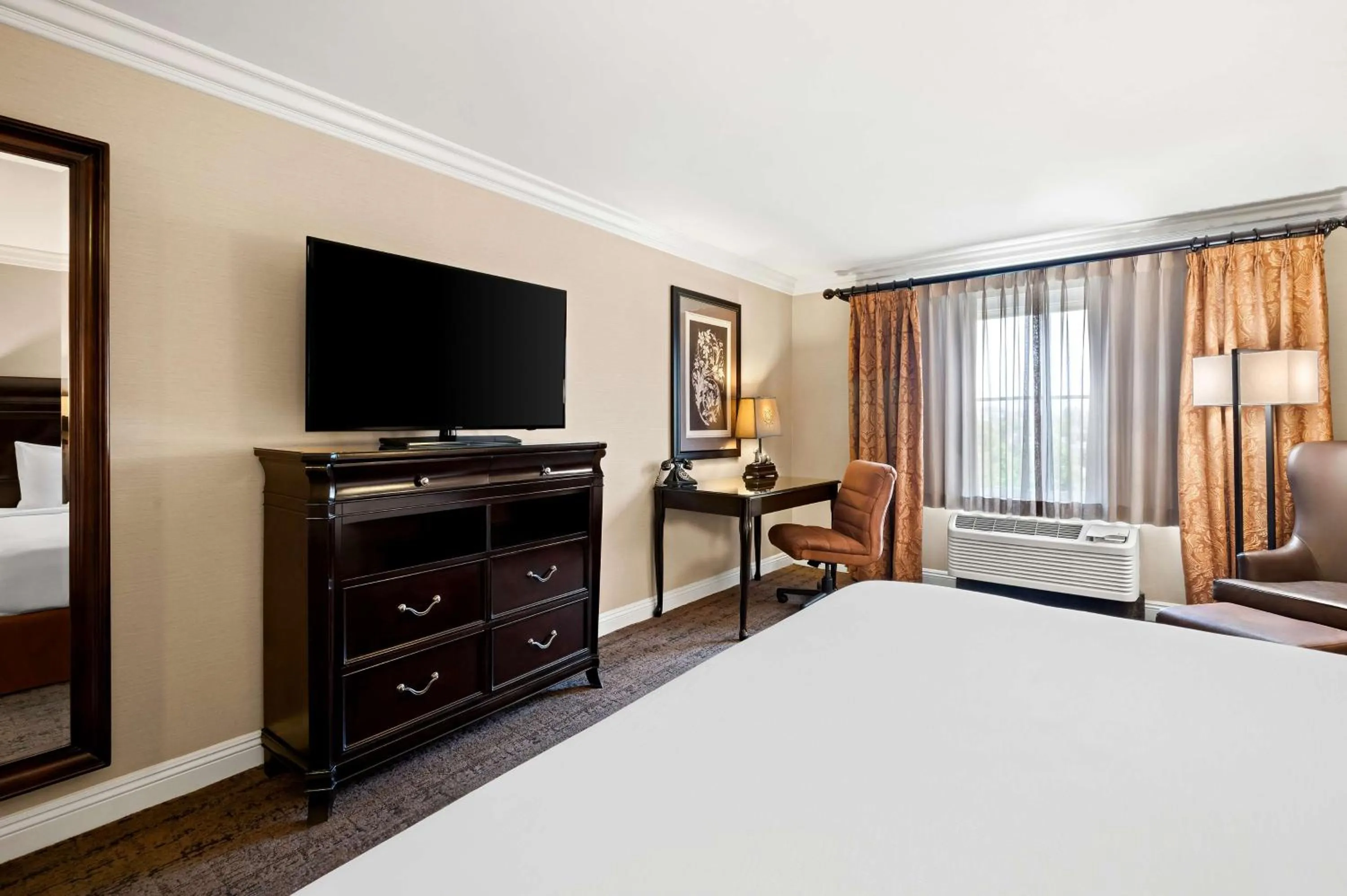 Bedroom, Bed in Best Western Ontario Mills Mall