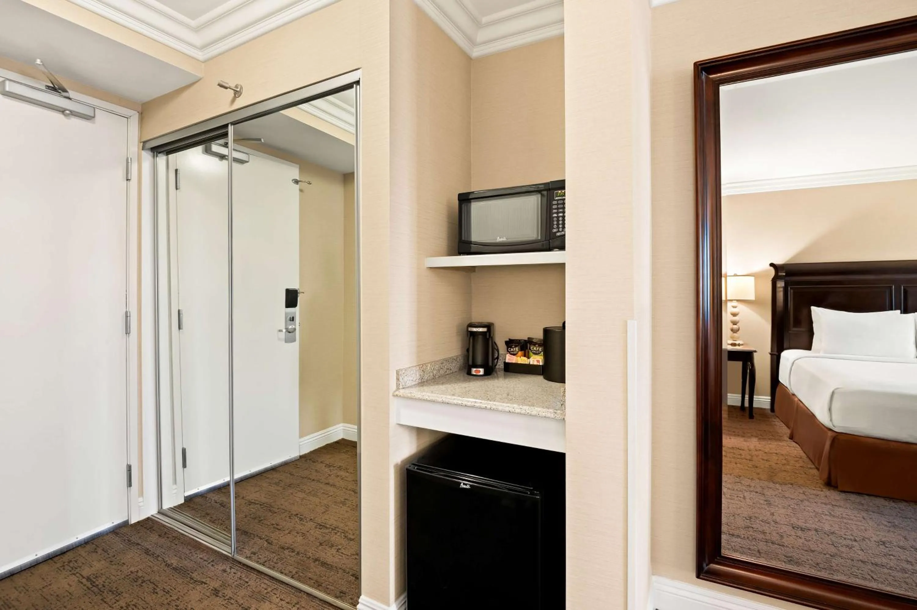 Bedroom, Bed in Best Western Ontario Mills Mall