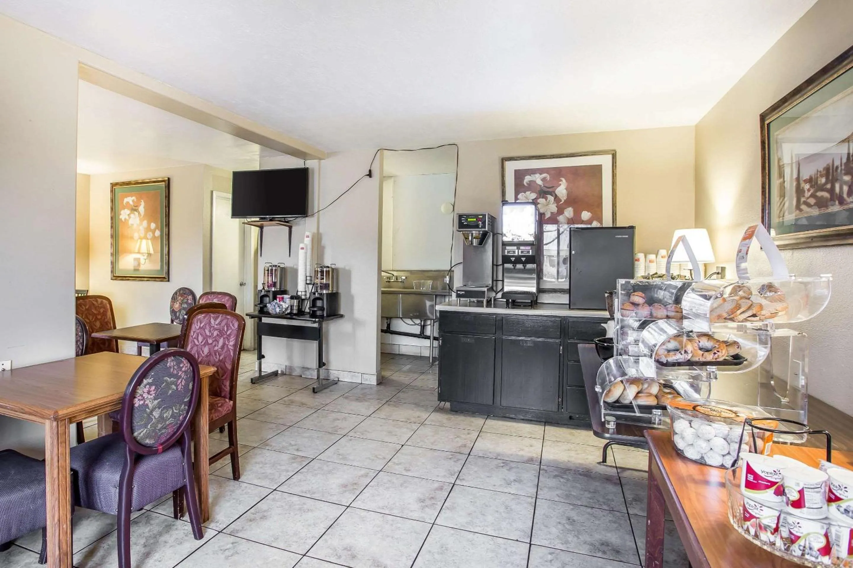 Restaurant/places to eat in Econo Lodge Downtown