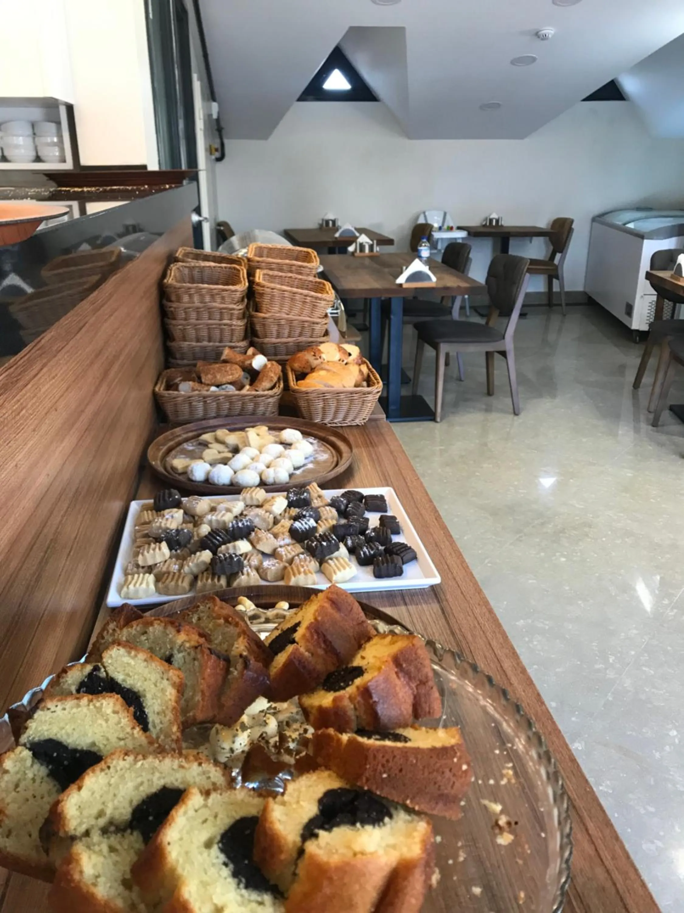 Food and drinks in Eliza Hotel