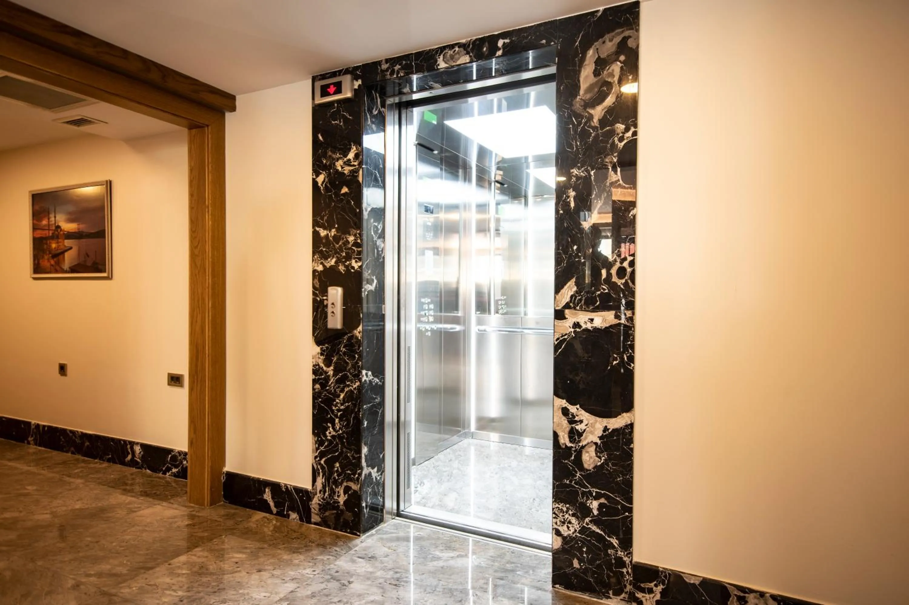 elevator in Eliza Hotel