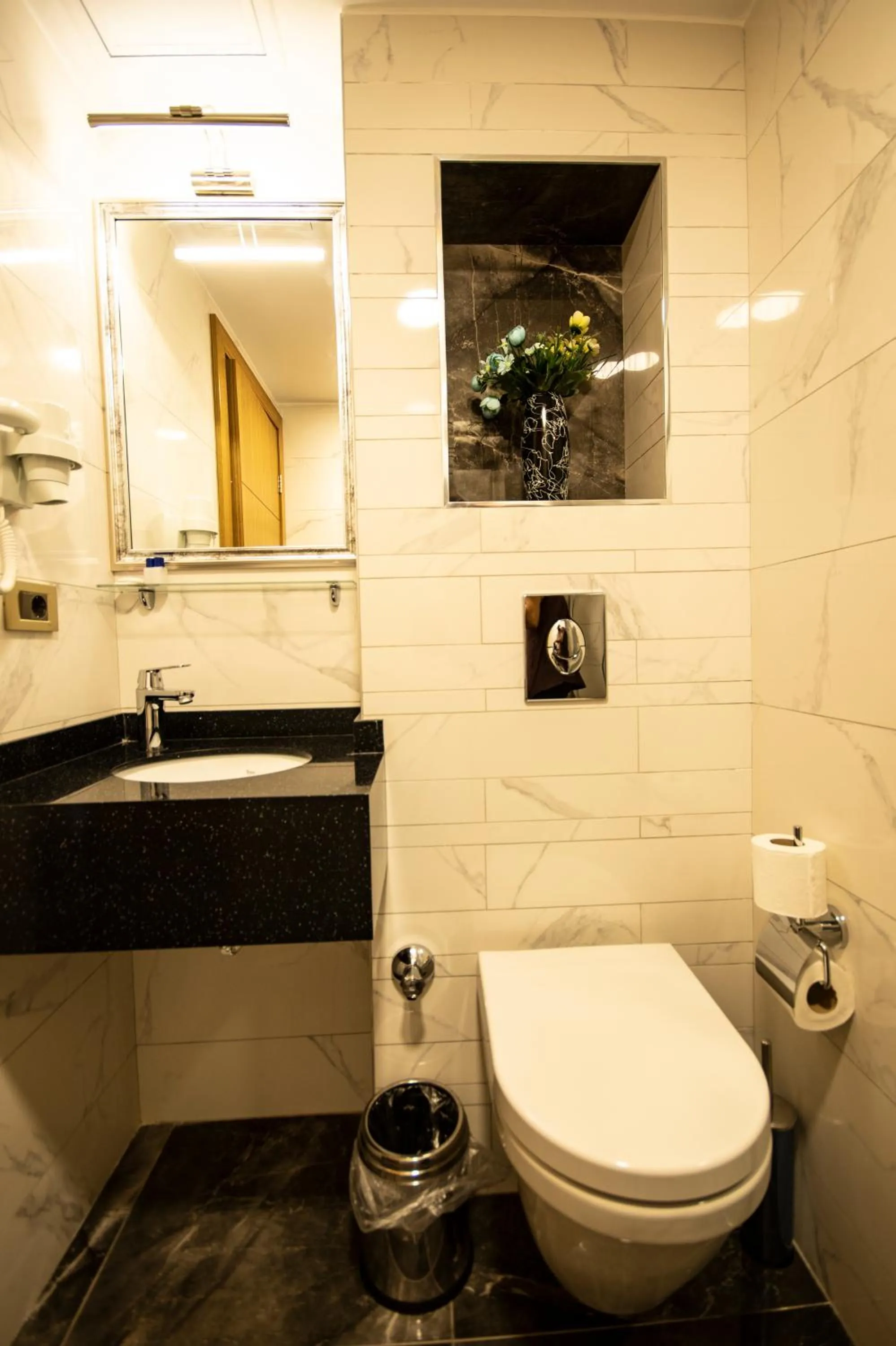 Shower in Eliza Hotel