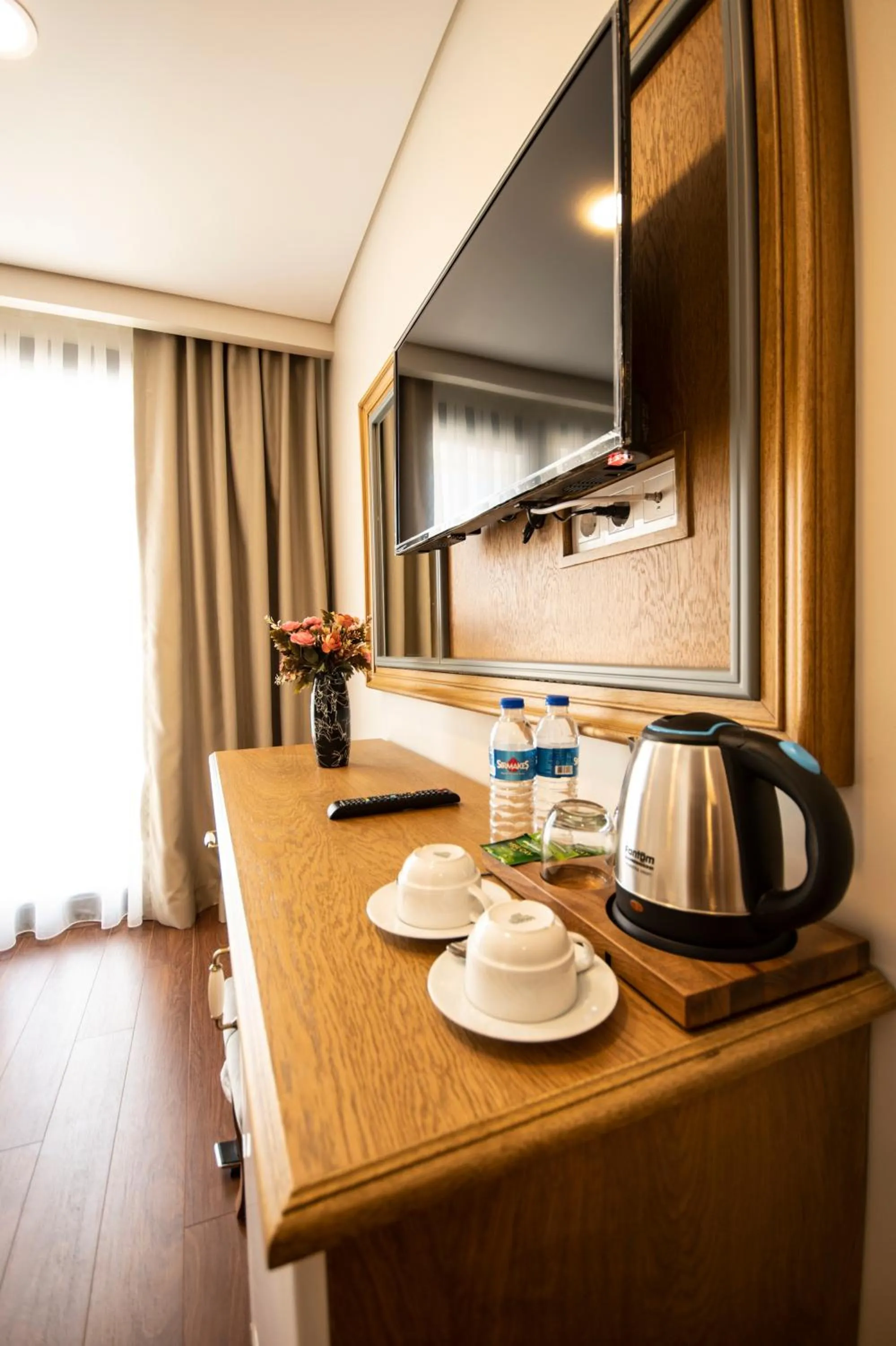 Coffee/tea facilities in Eliza Hotel