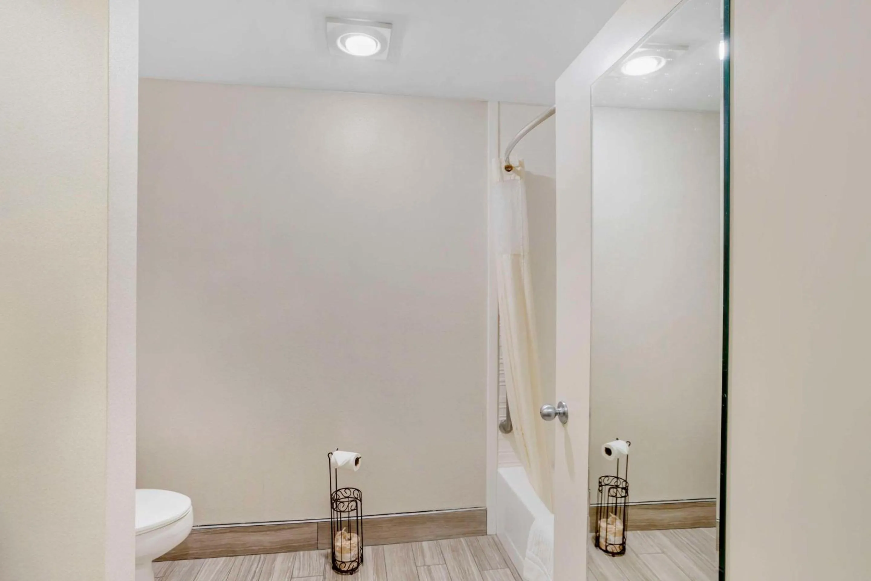 Bedroom in Quality Suites Moab near Arches National Park