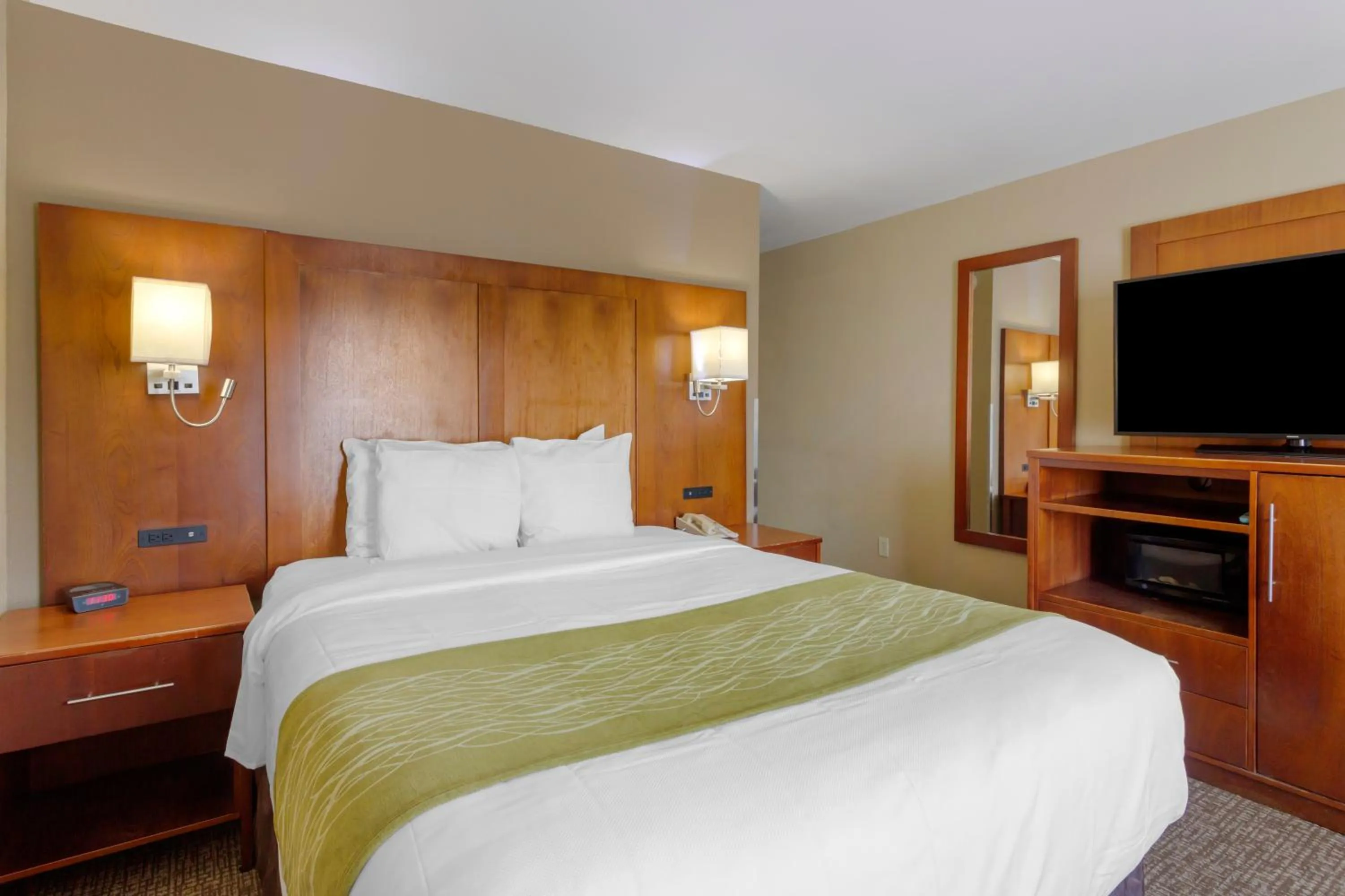 Photo of the whole room, Bed in Comfort Inn & Suites Woods Cross - Salt Lake City North