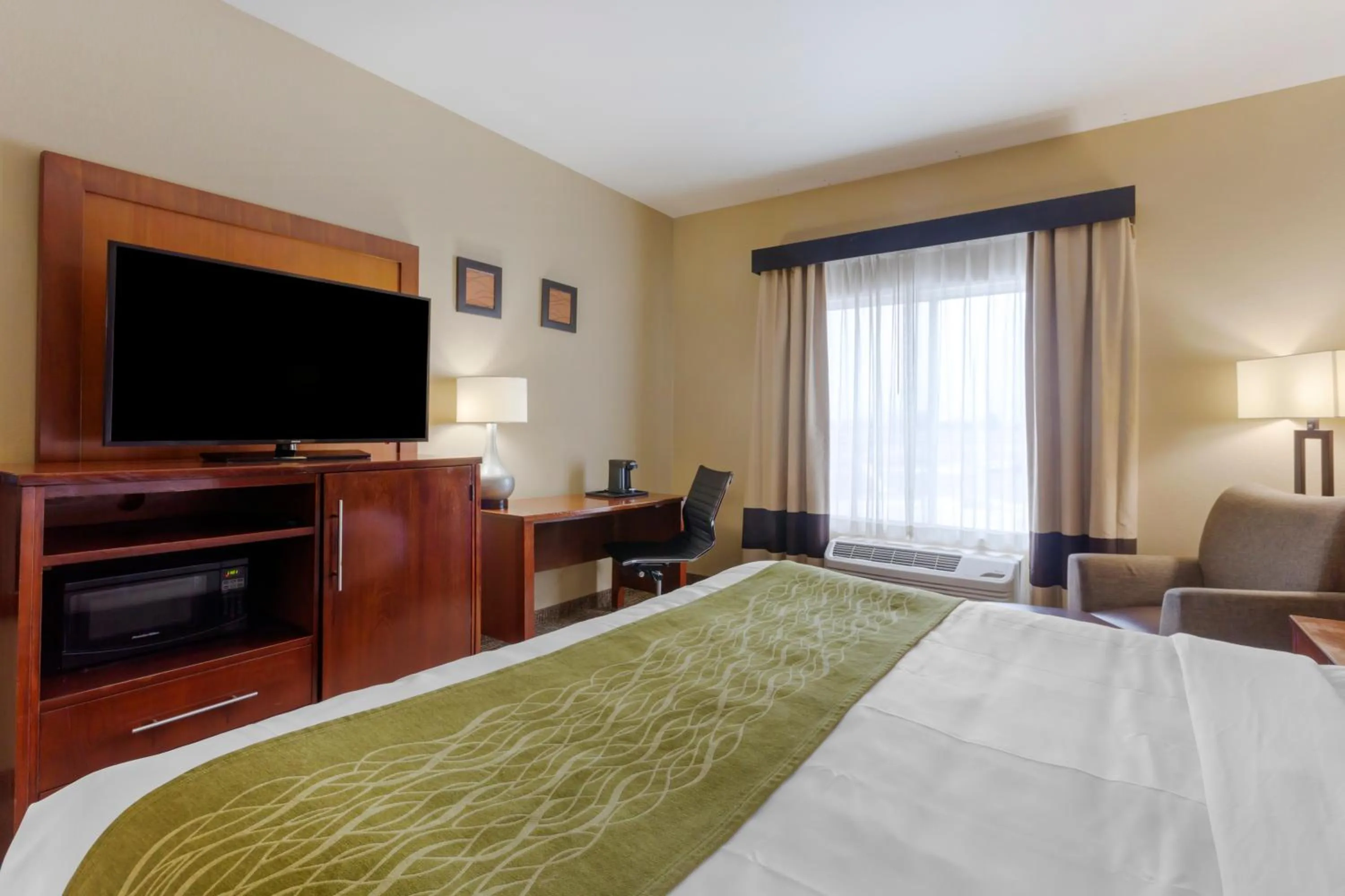 Photo of the whole room, Bed in Comfort Inn & Suites Woods Cross - Salt Lake City North