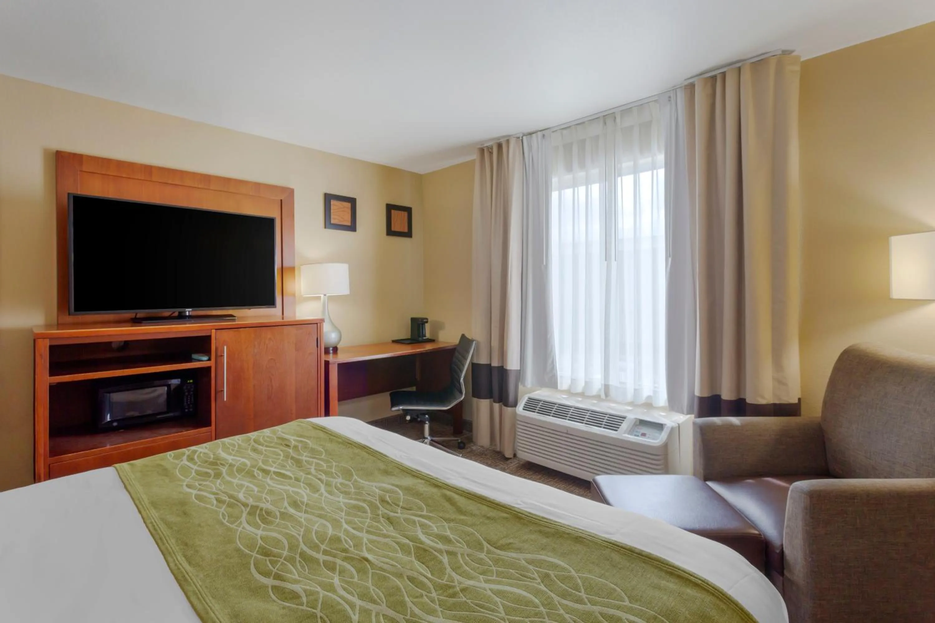 TV and multimedia, Bed in Comfort Inn & Suites Woods Cross - Salt Lake City North