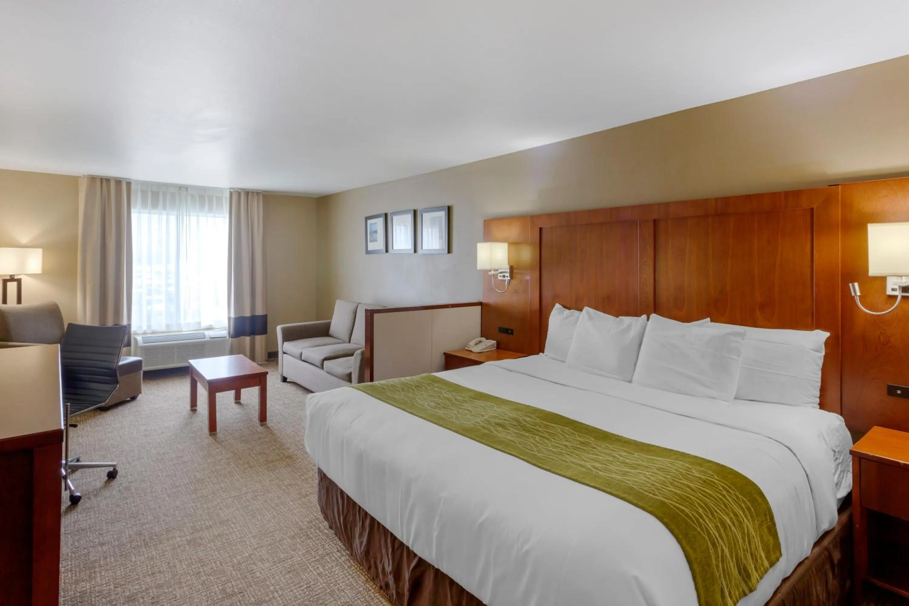 Photo of the whole room, Bed in Comfort Inn & Suites Woods Cross - Salt Lake City North