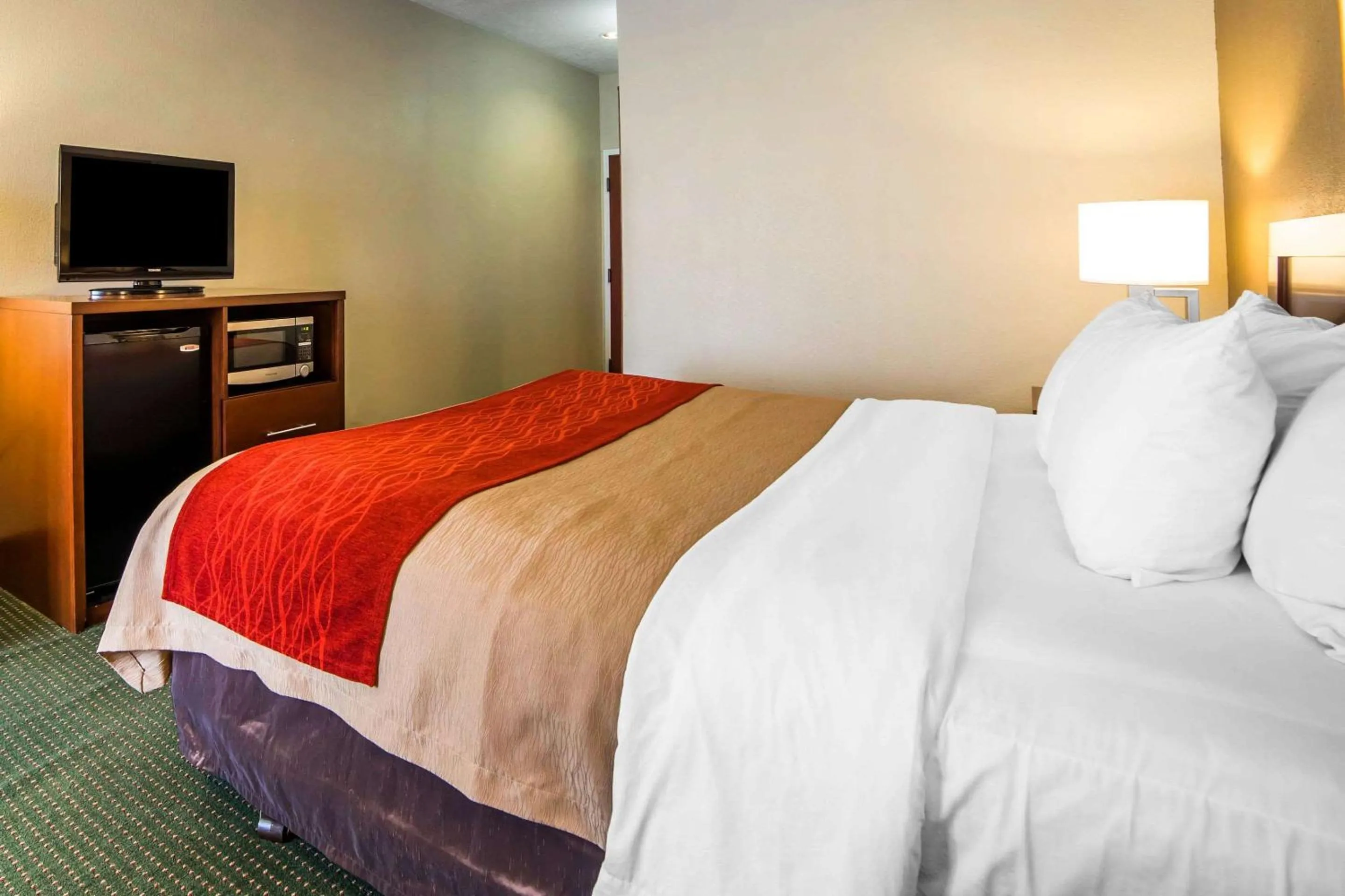 Photo of the whole room, Bed in Quality Inn Draper near Salt Lake City