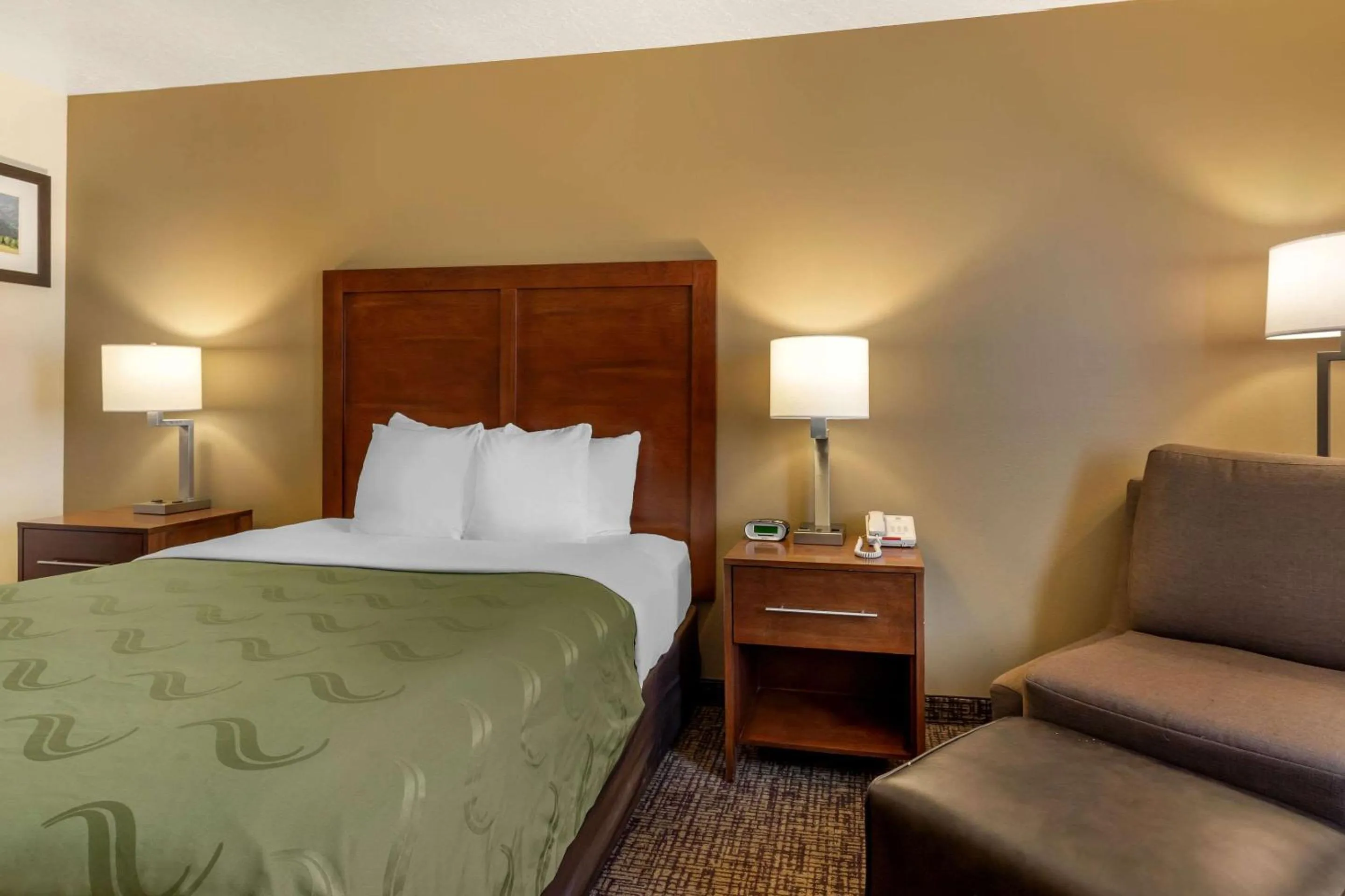 Bedroom, Bed in Quality Inn Logan near University