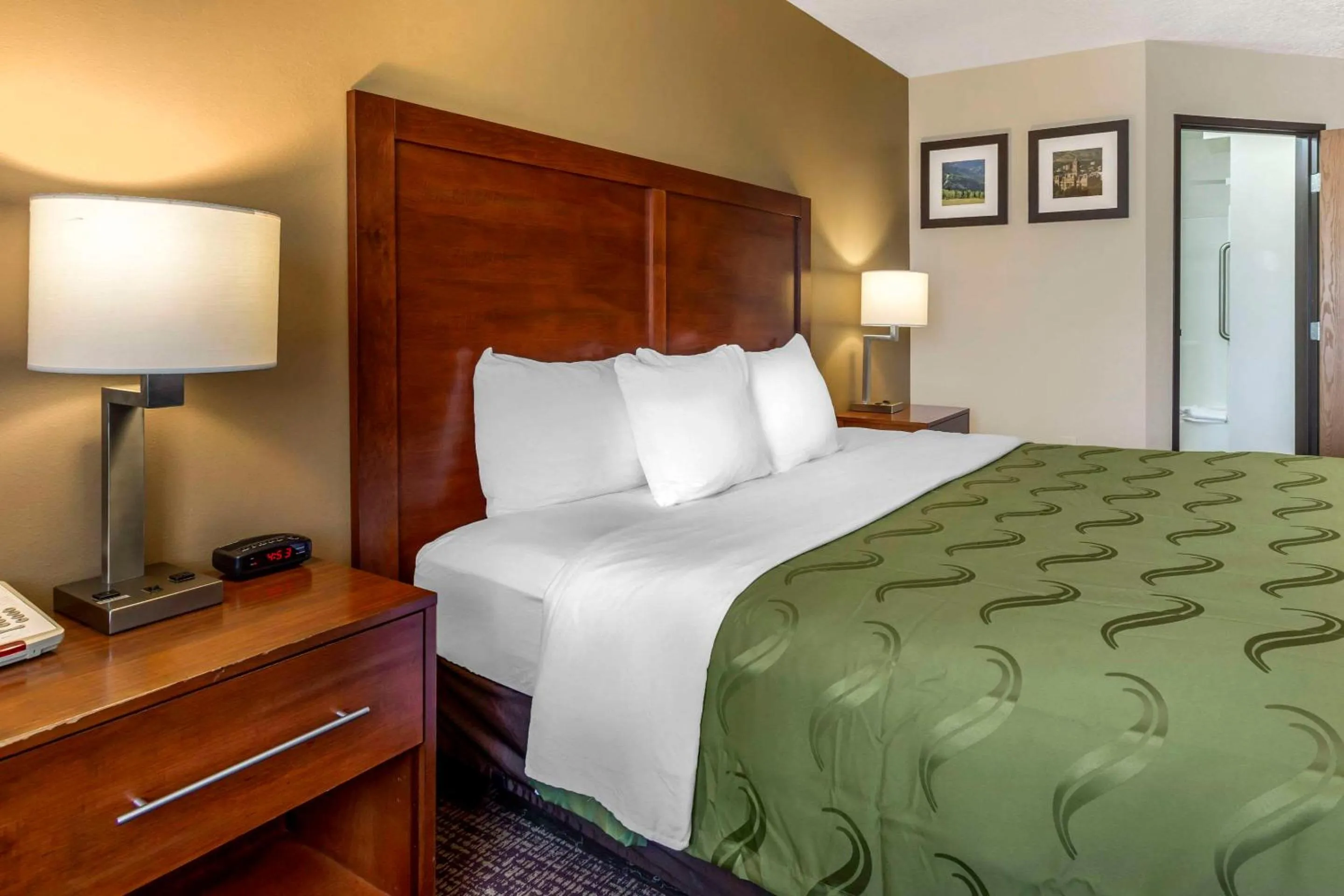 Bedroom, Bed in Quality Inn Logan near University