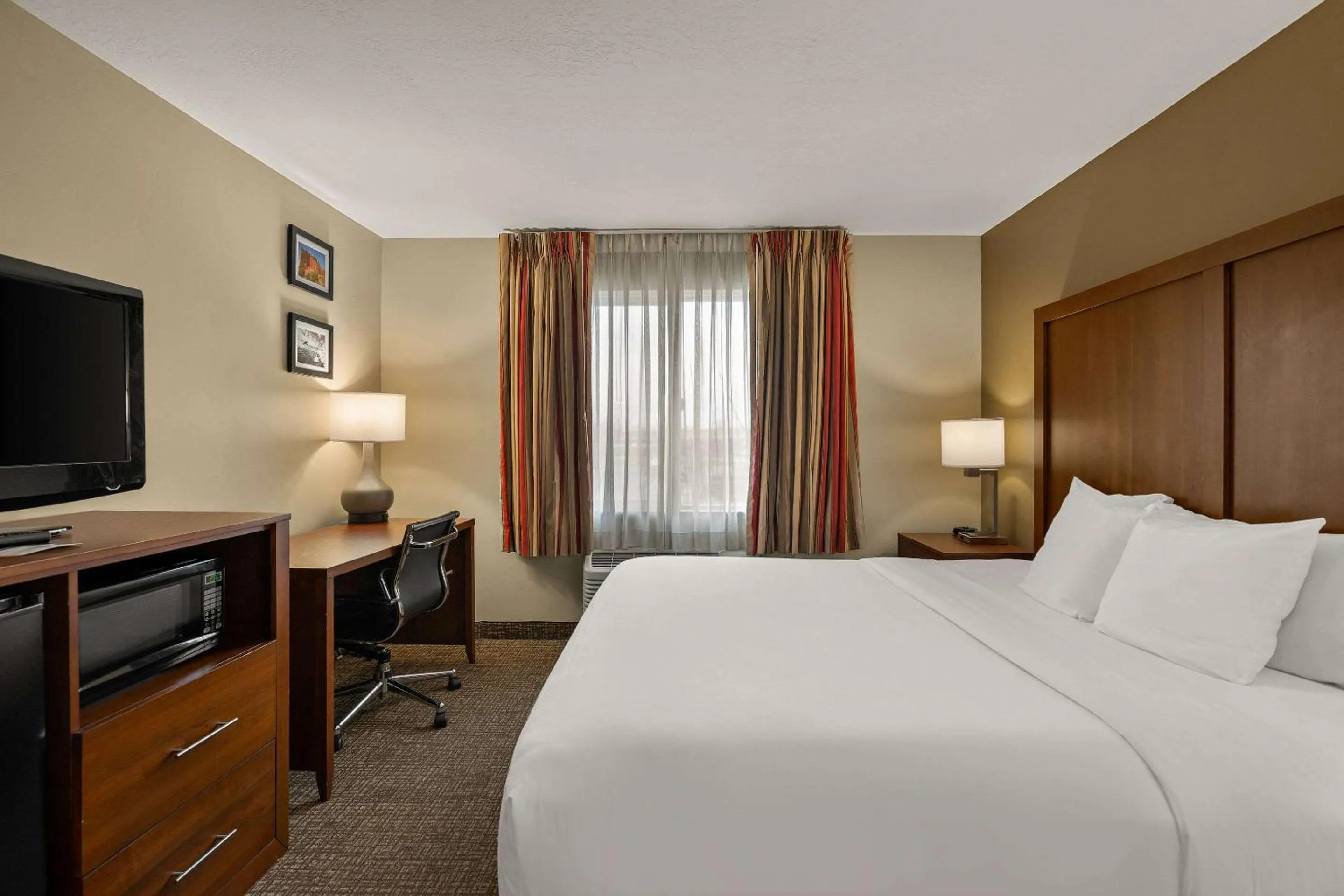 Bedroom, Bed in Comfort Inn Ogden near Event Center