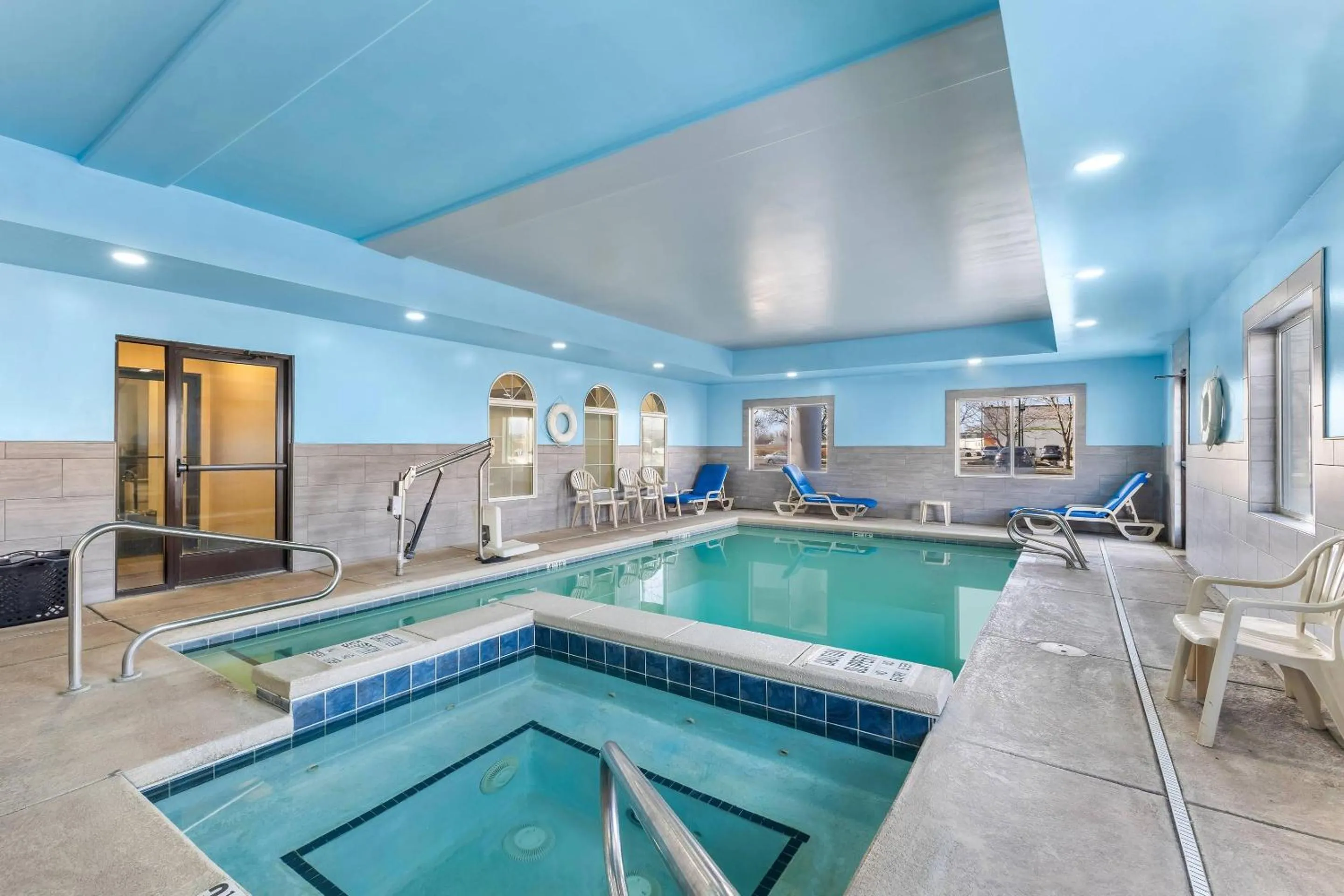 Swimming pool in Comfort Inn Ogden near Event Center