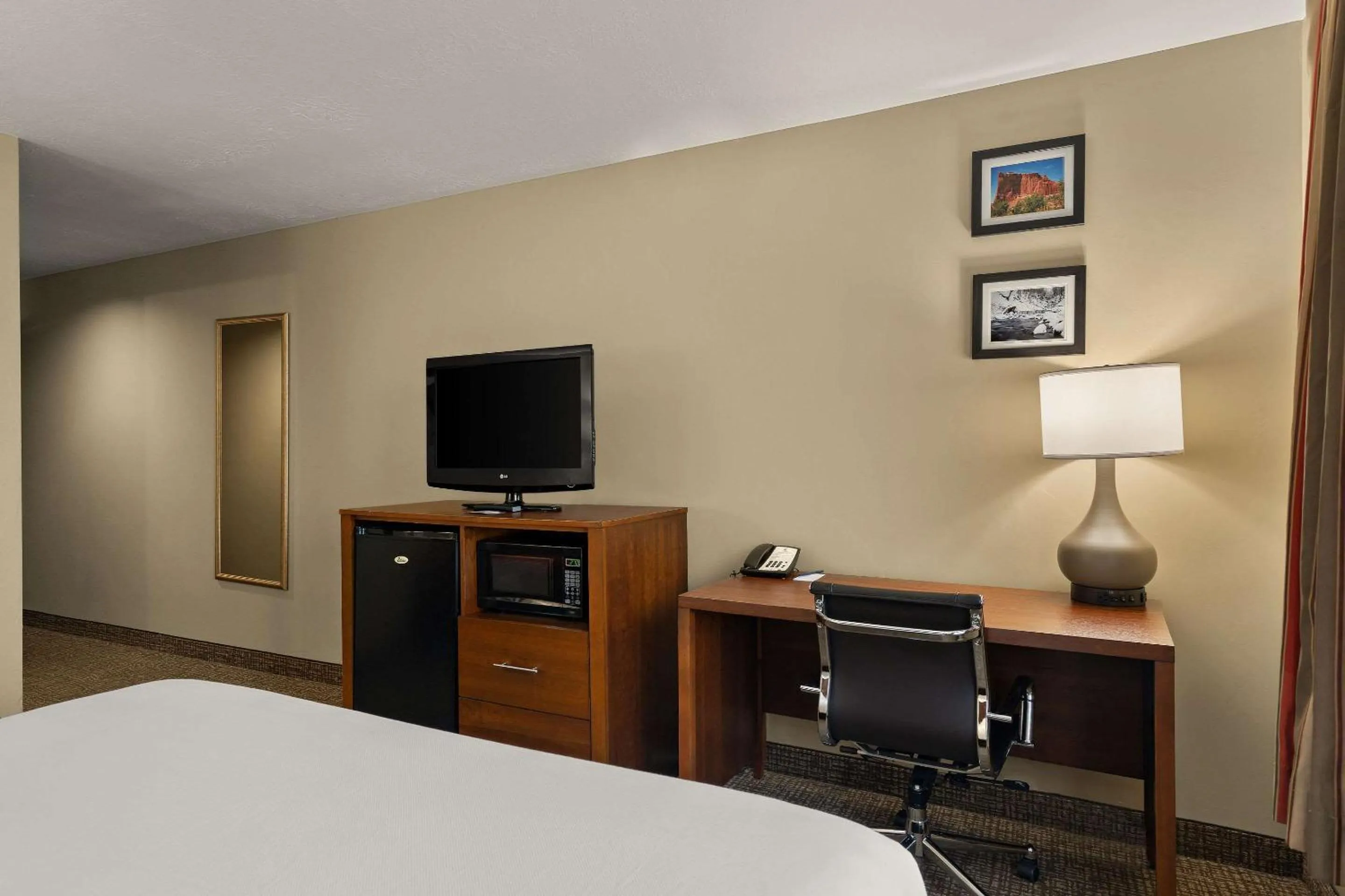 Bedroom, Bed in Comfort Inn Ogden near Event Center