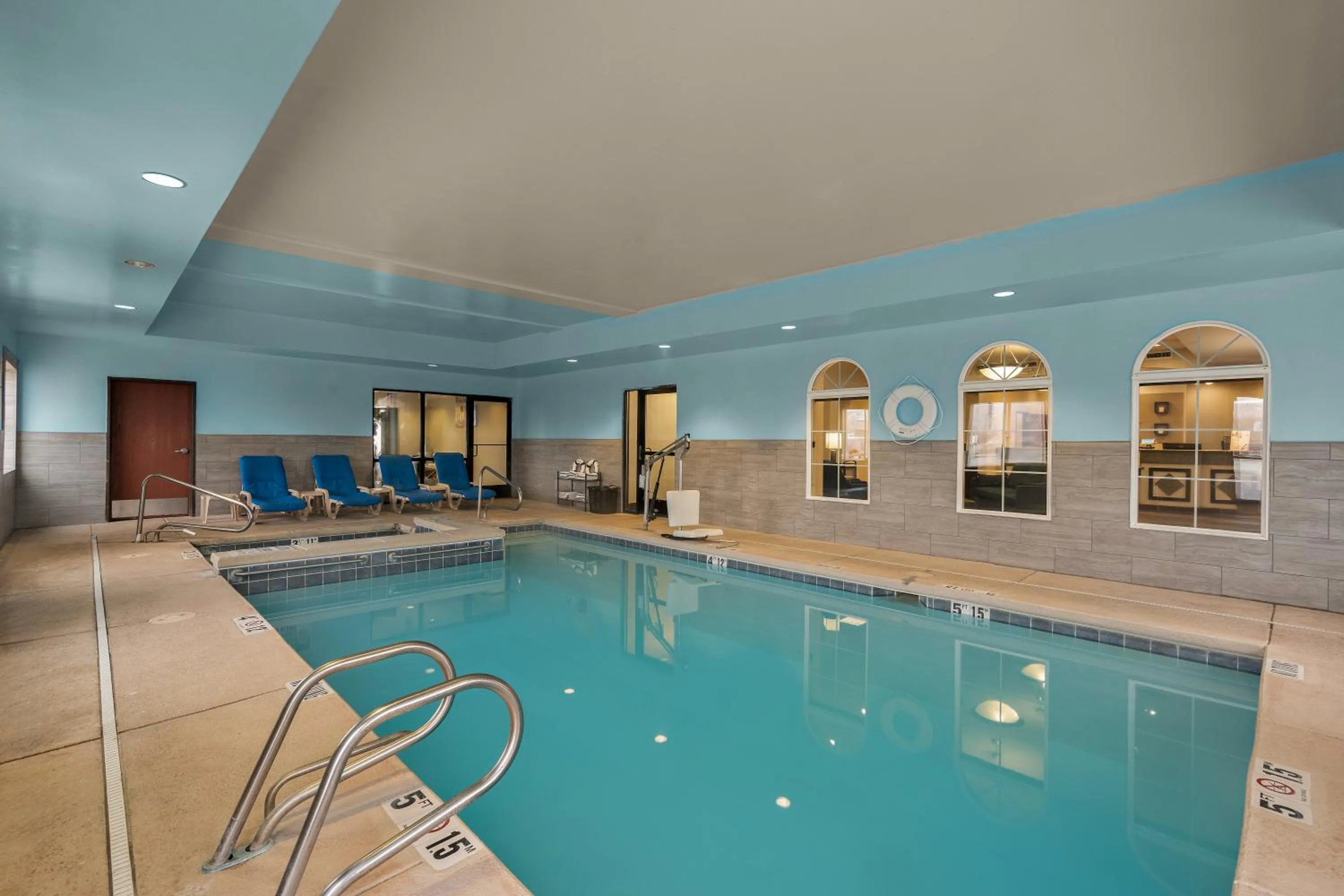 Swimming pool in Comfort Inn Ogden near Event Center
