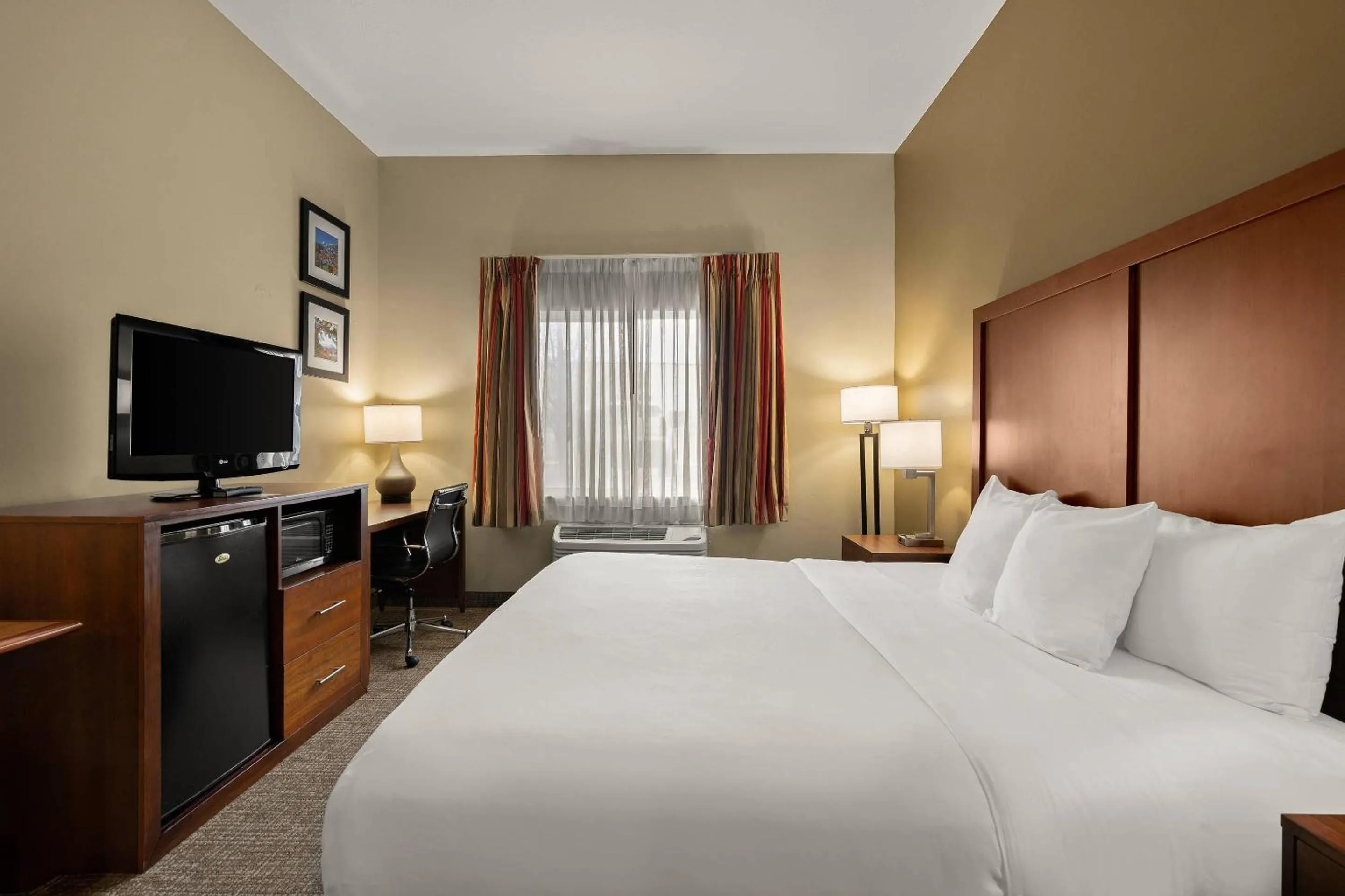 Bedroom, Bed in Comfort Inn Ogden near Event Center