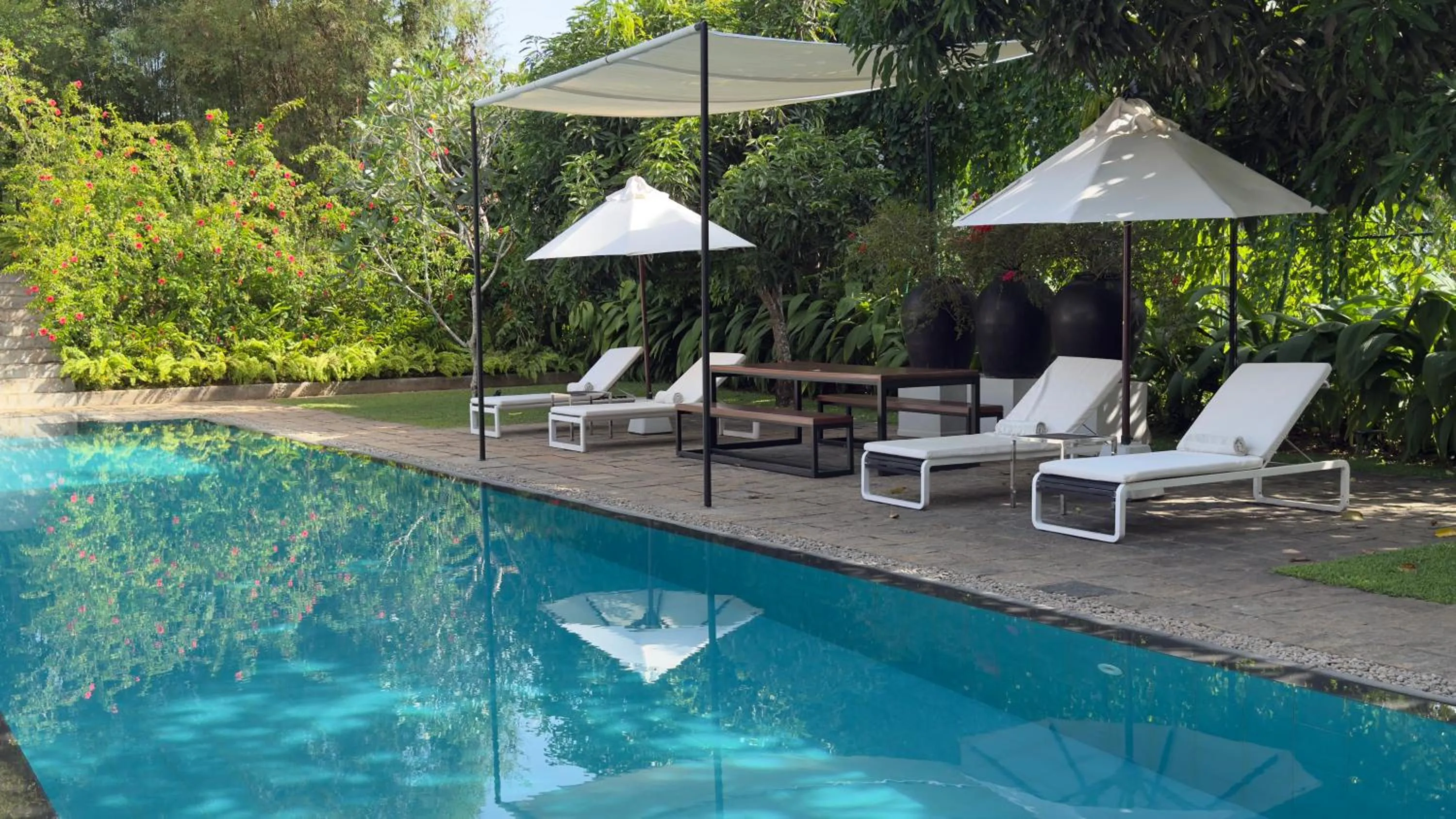 Swimming pool in Nyne Hotels Leela Walauwwa - Bentota