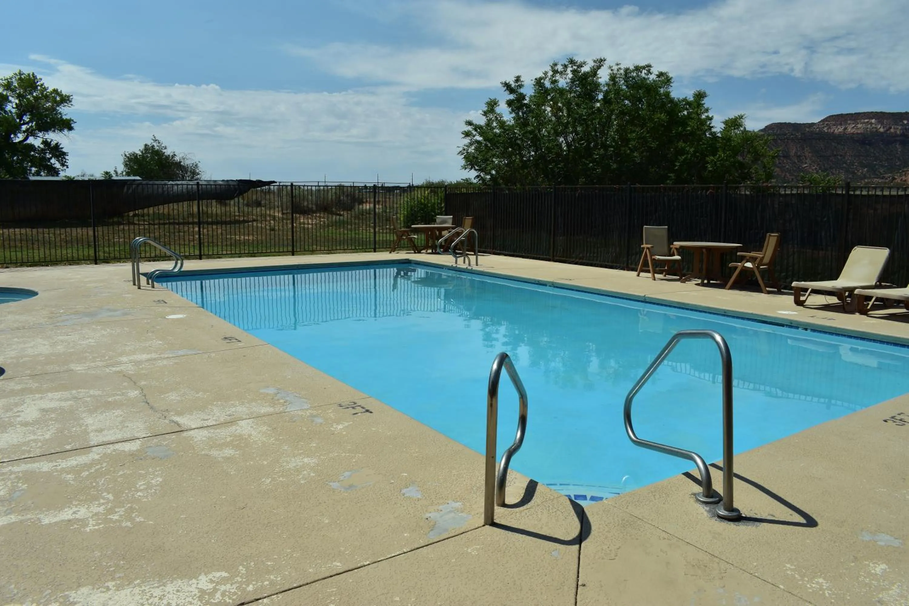Swimming pool in Rodeway Inn