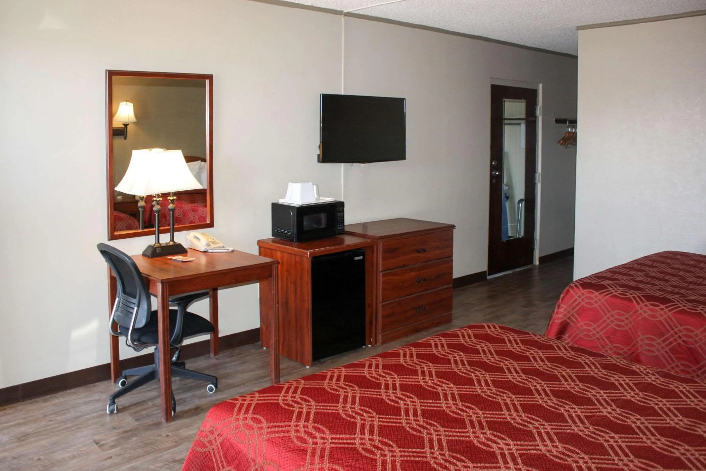 Photo of the whole room, Bed in Econo Lodge Salina Scenic Route 89 & I-70