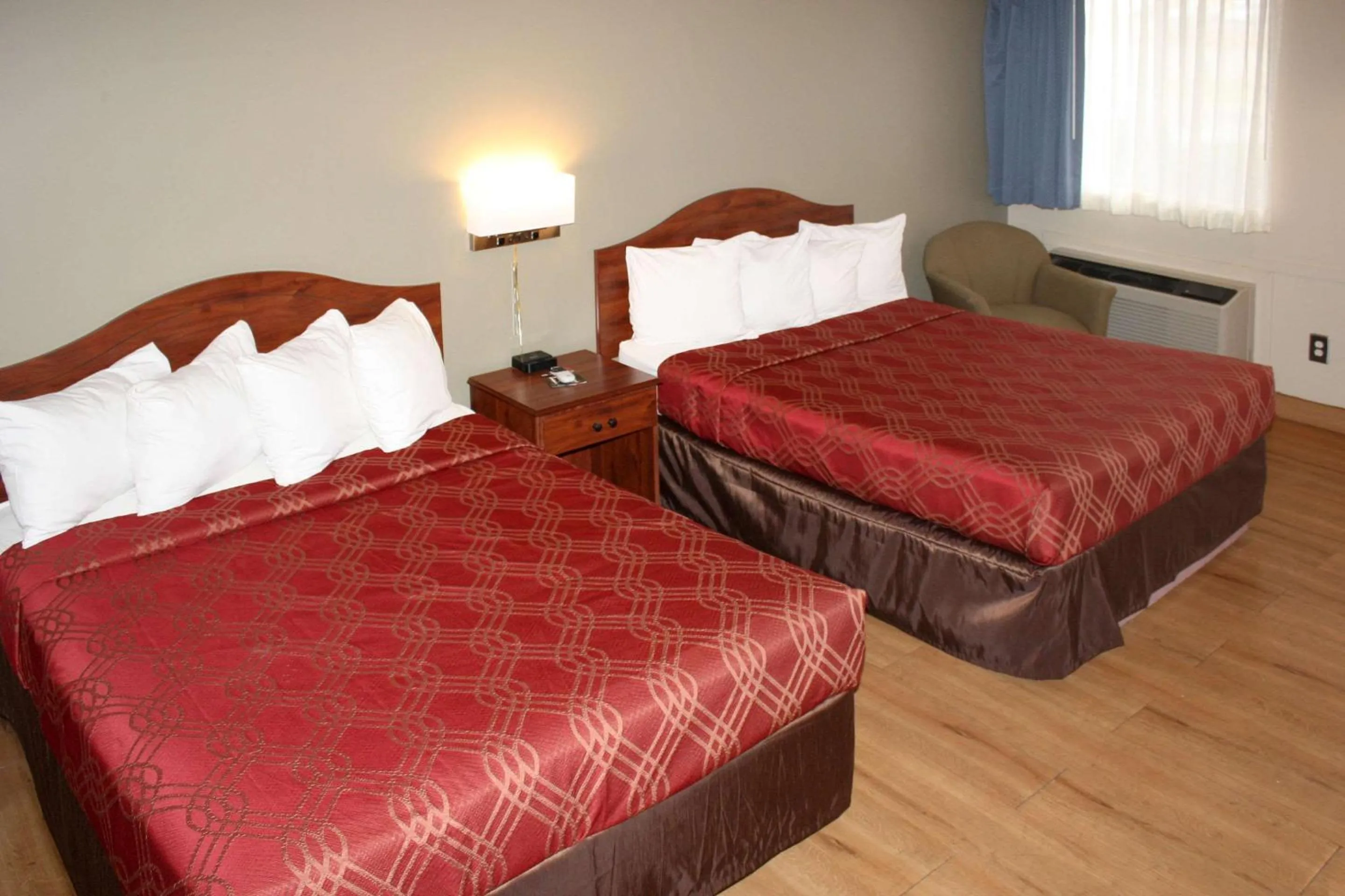 Photo of the whole room, Bed in Econo Lodge Salina Scenic Route 89 & I-70