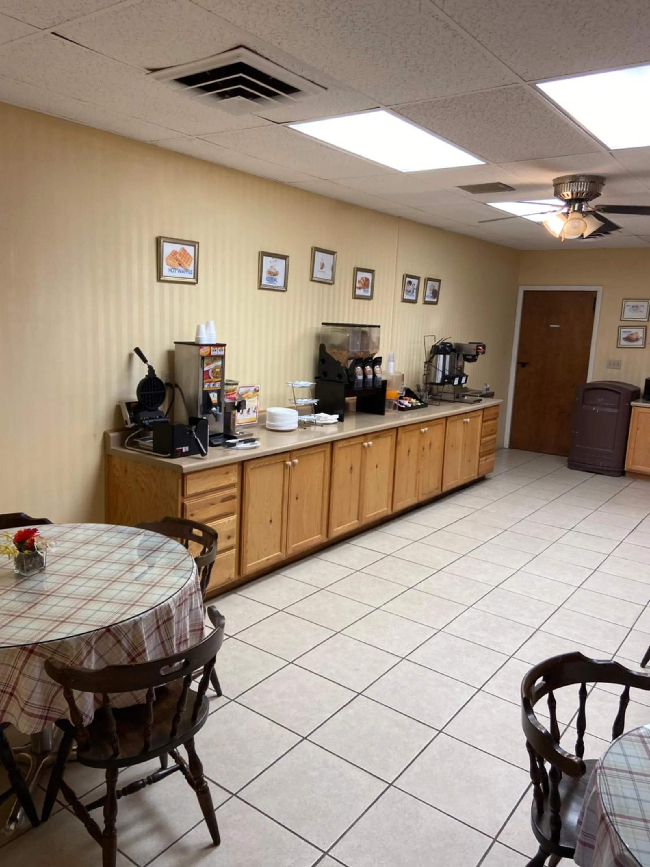 Breakfast in Econo Lodge Salina Scenic Route 89 & I-70