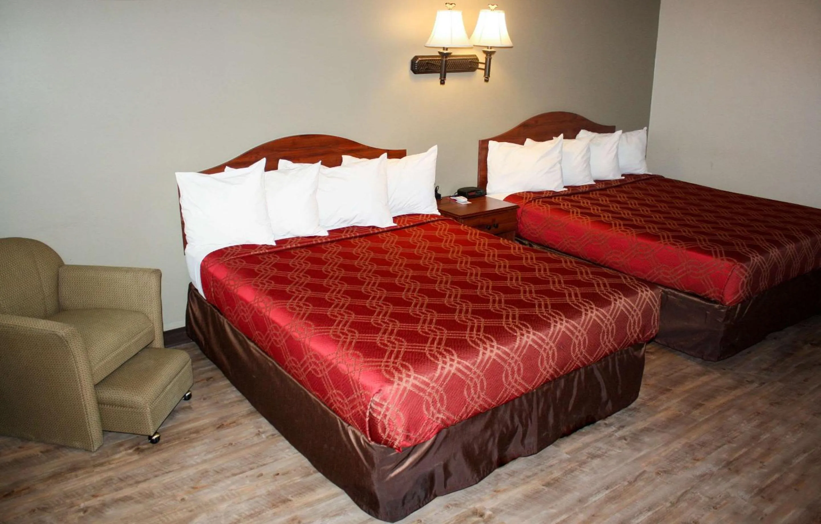 Photo of the whole room, Bed in Econo Lodge Salina Scenic Route 89 & I-70