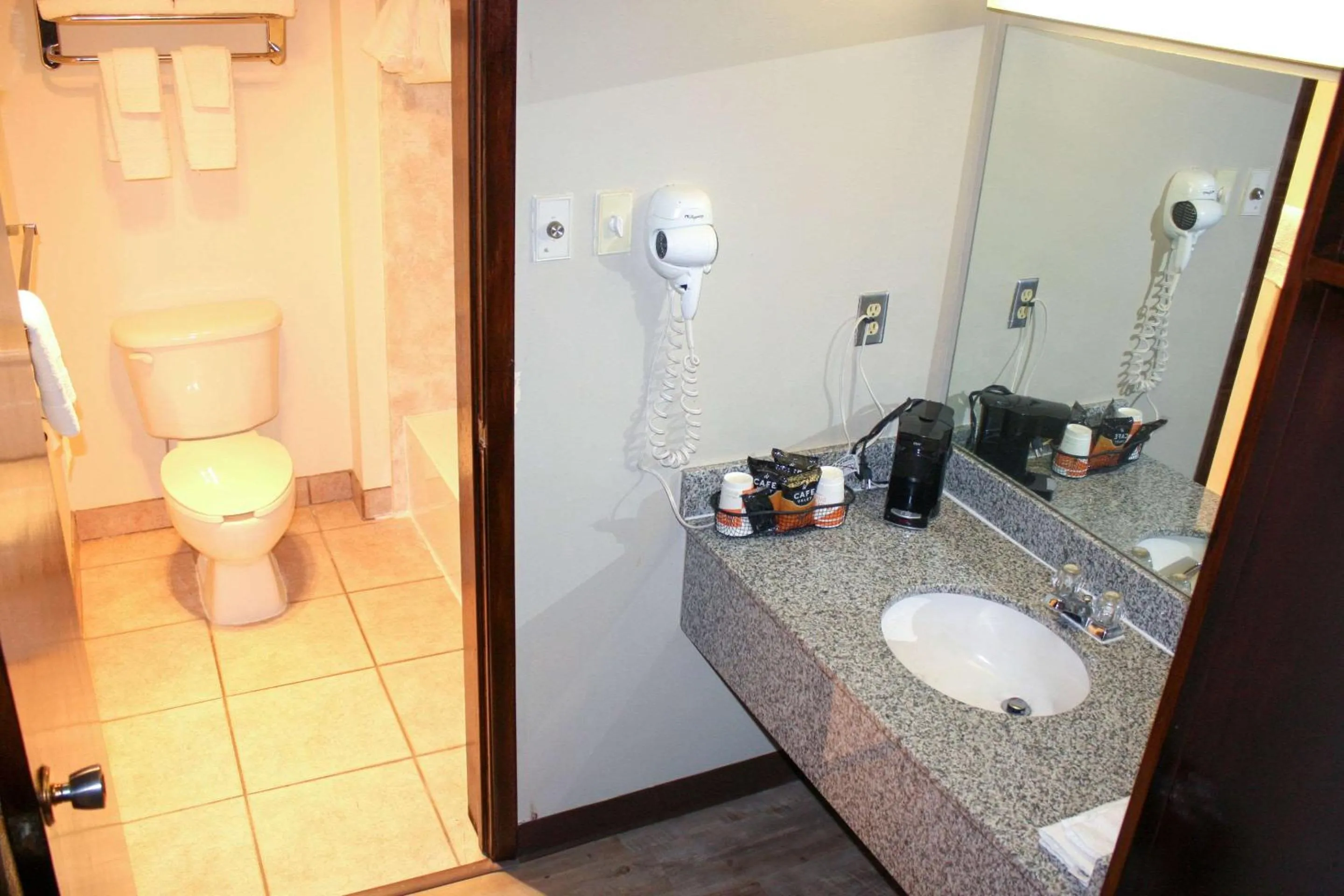 Bathroom in Econo Lodge Salina Scenic Route 89 & I-70