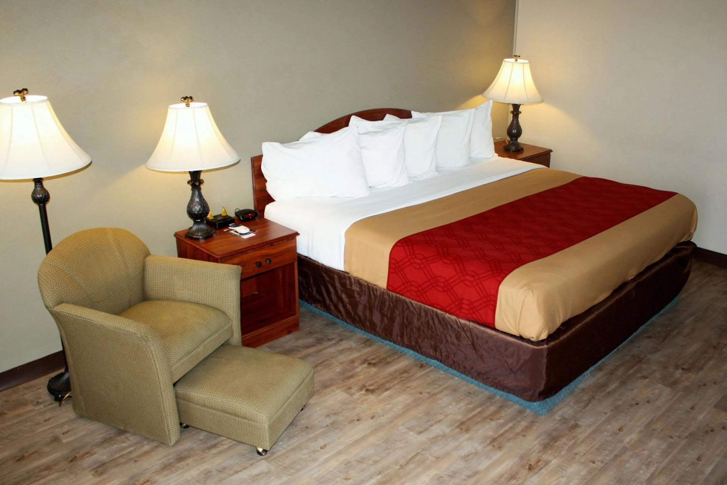 Photo of the whole room, Bed in Econo Lodge Salina Scenic Route 89 & I-70