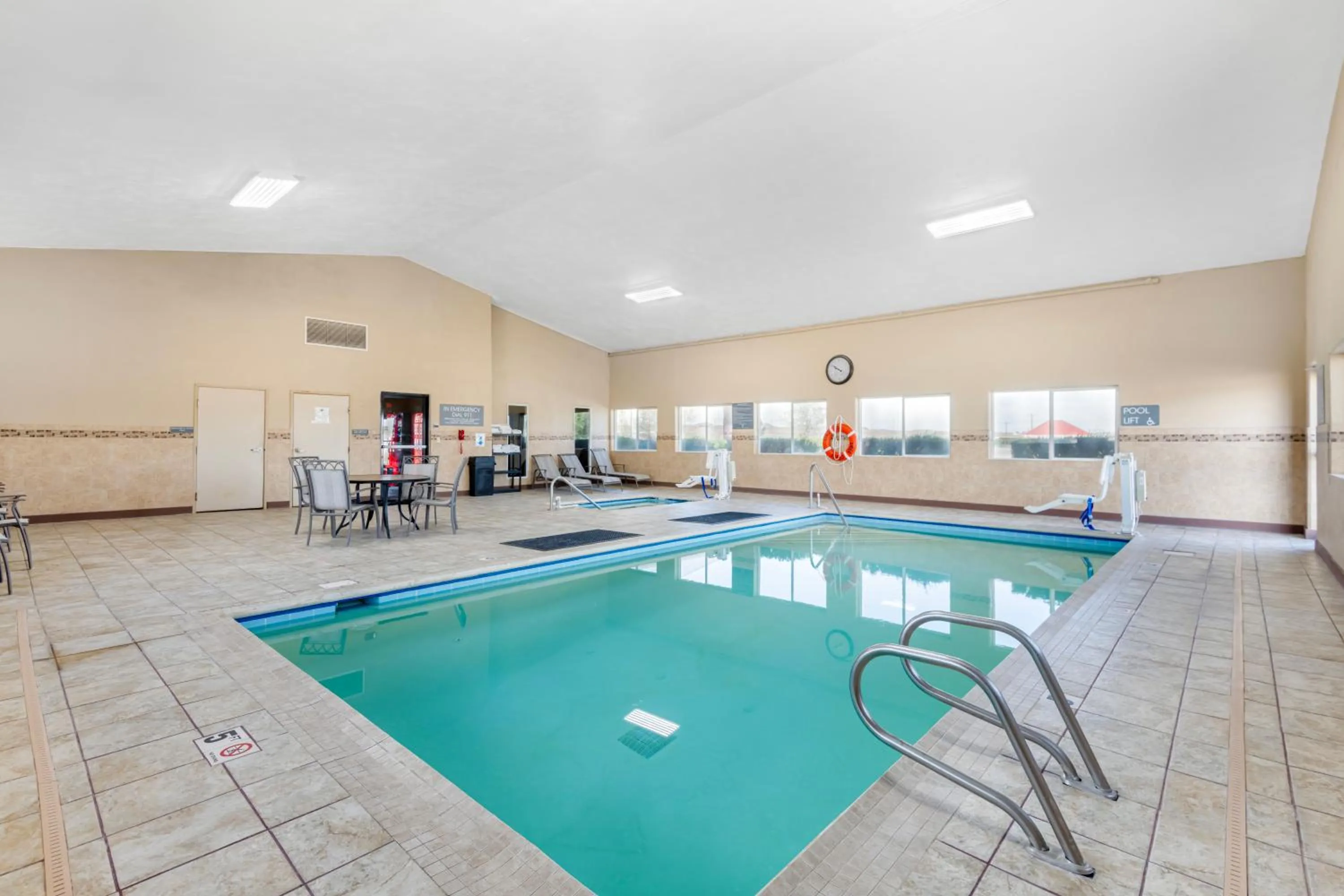 Swimming pool in Comfort Inn Green River National Park Area
