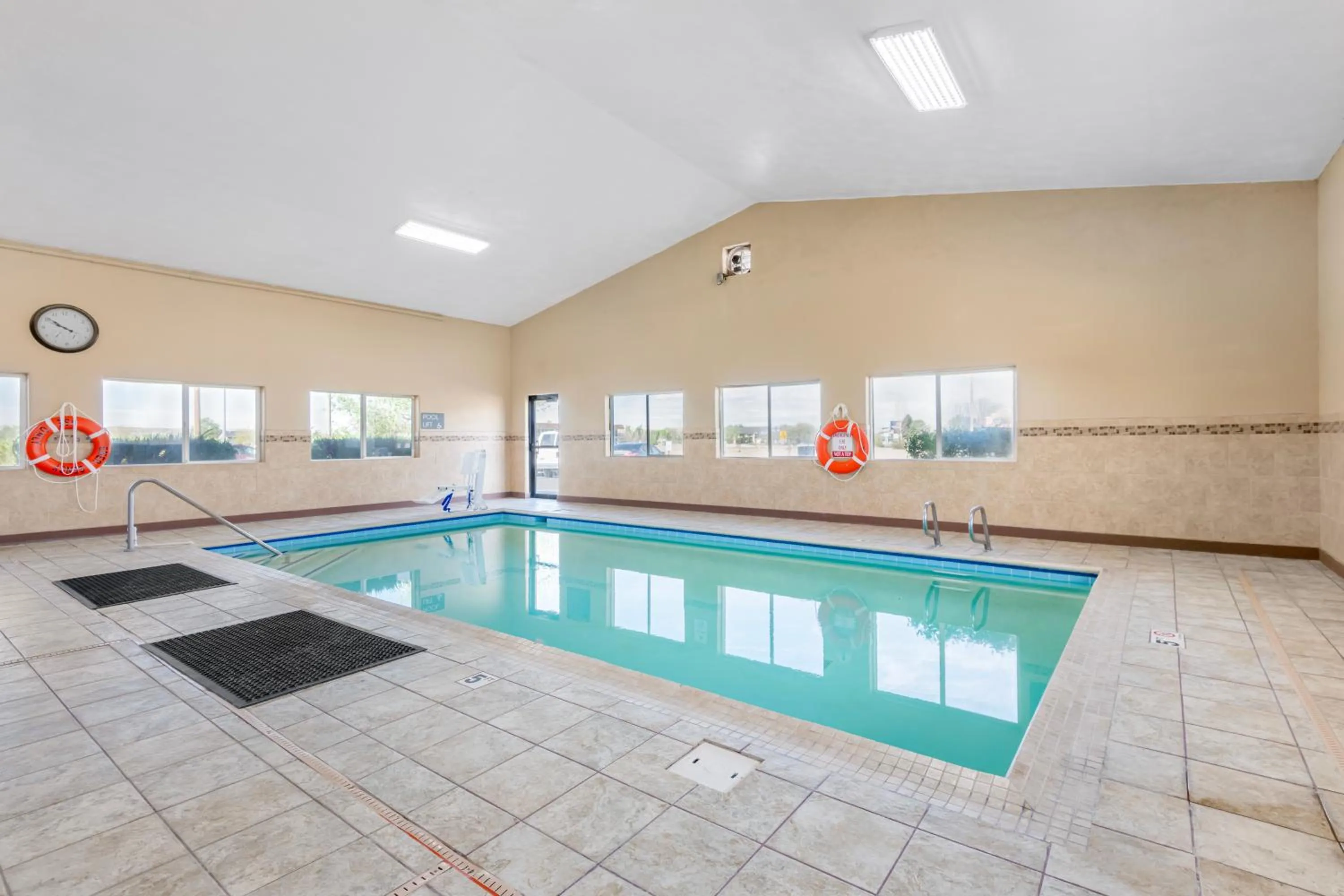 Swimming pool in Comfort Inn Green River National Park Area