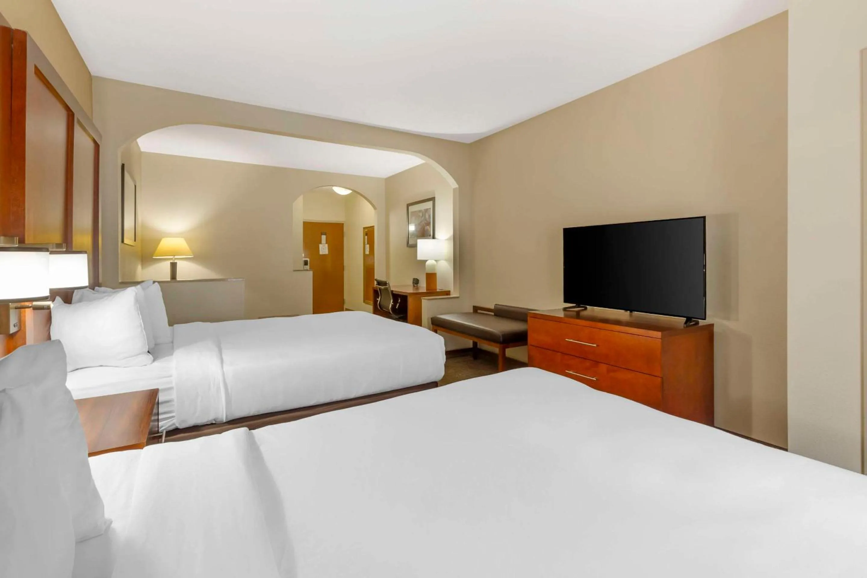 Bedroom, Bed in Comfort Suites Inn at Ridgewood Farm