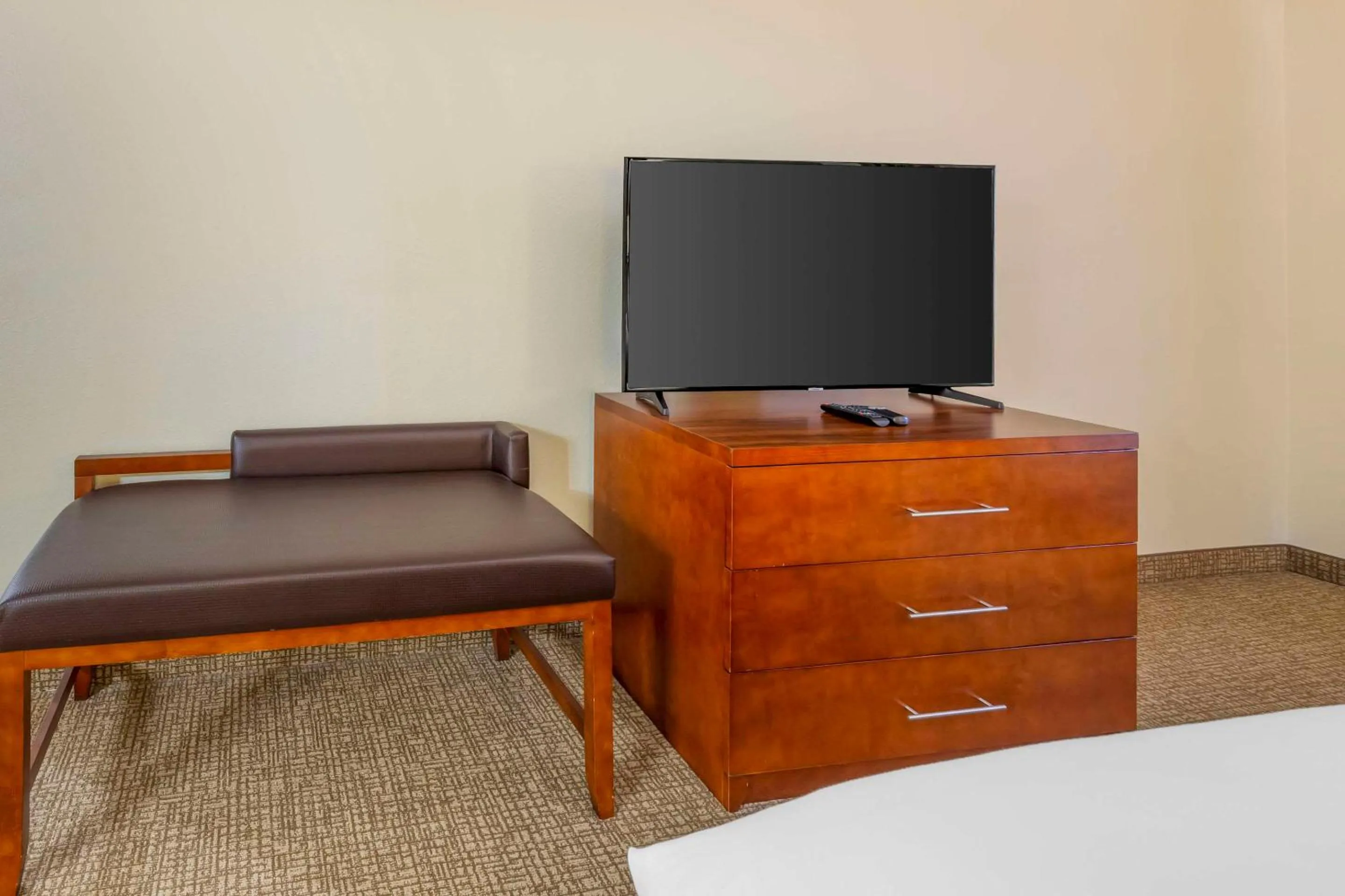 Bedroom in Comfort Suites Inn at Ridgewood Farm